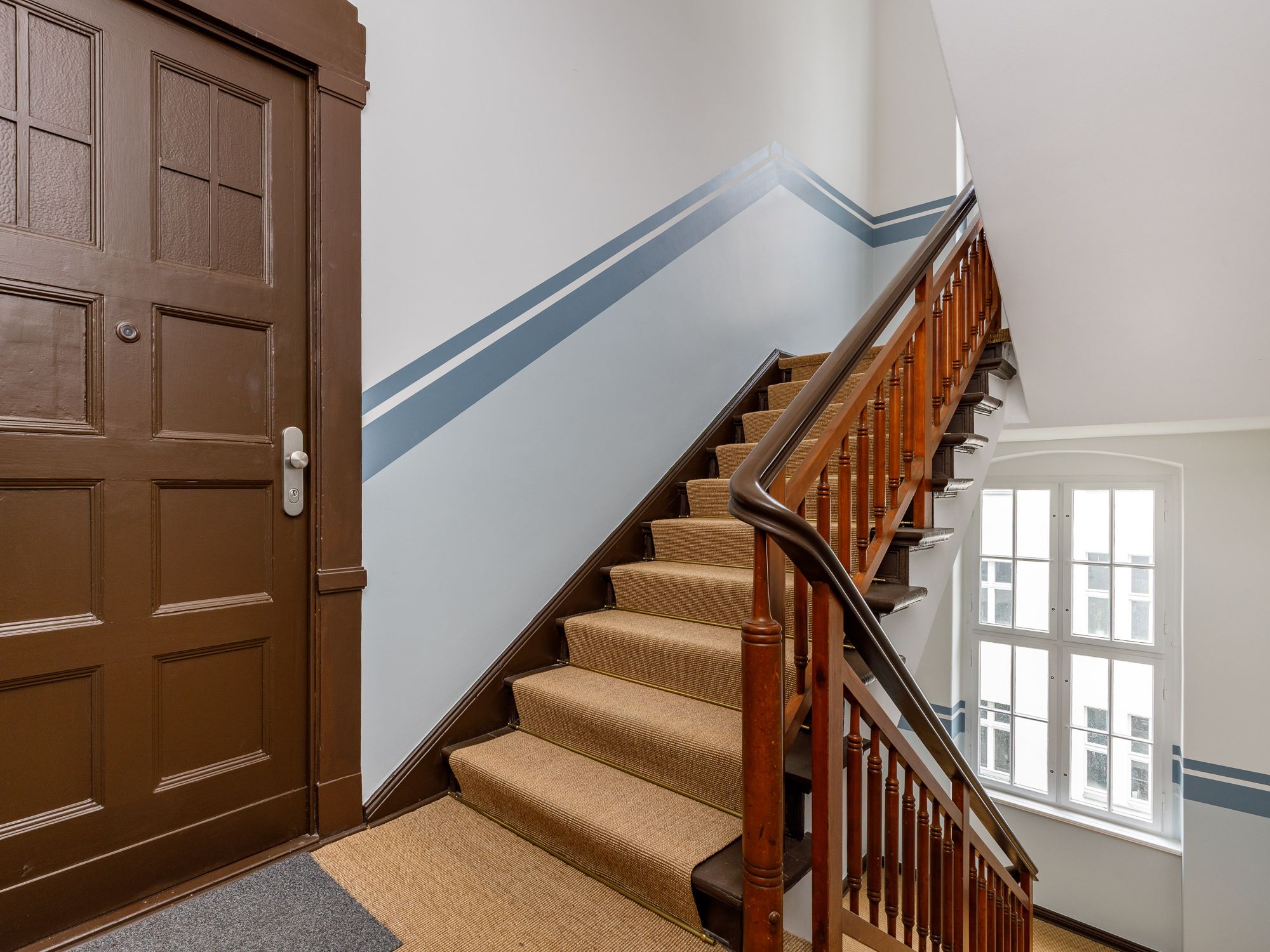 Schönes Treppenhaus mit Sisal-Teppich 