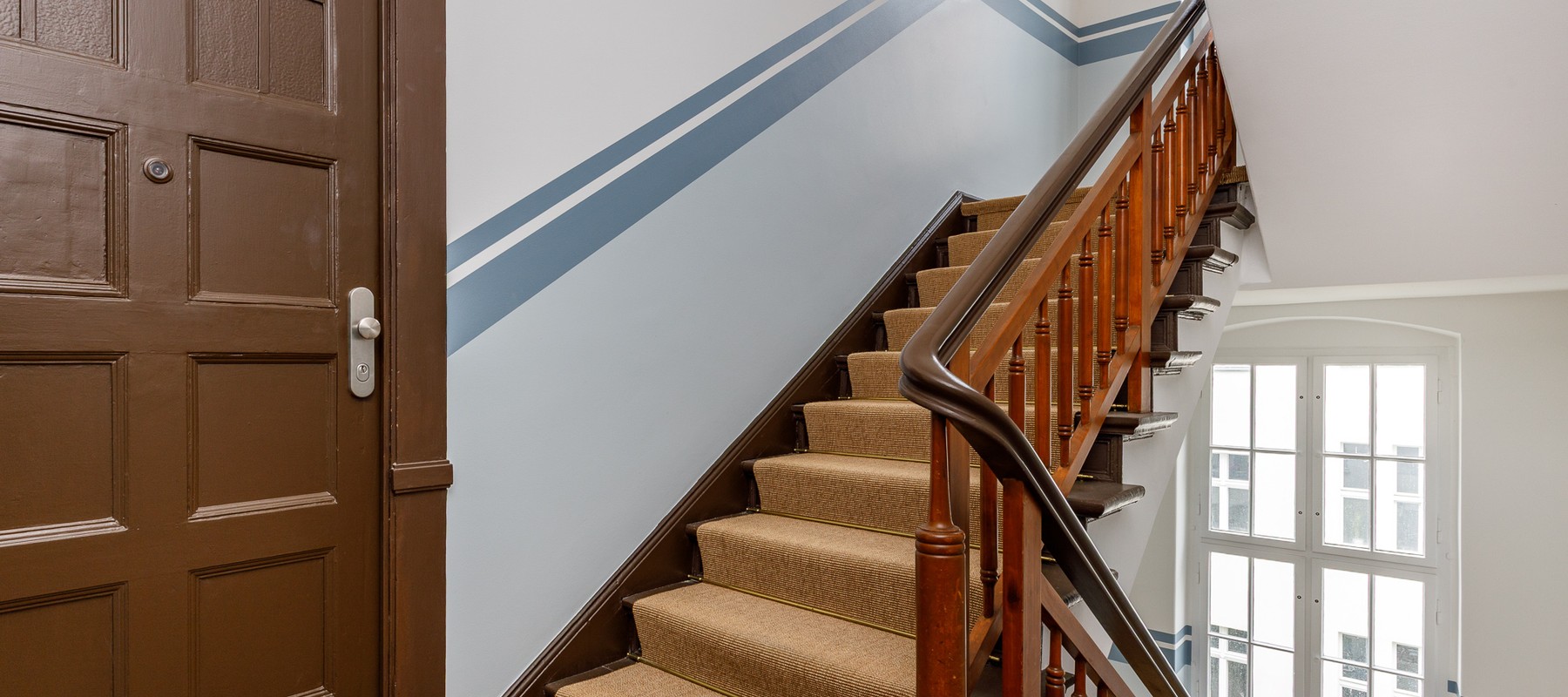 Schönes Treppenhaus mit Sisal-Teppich Schönes Treppenhaus mit Sisal-Teppich