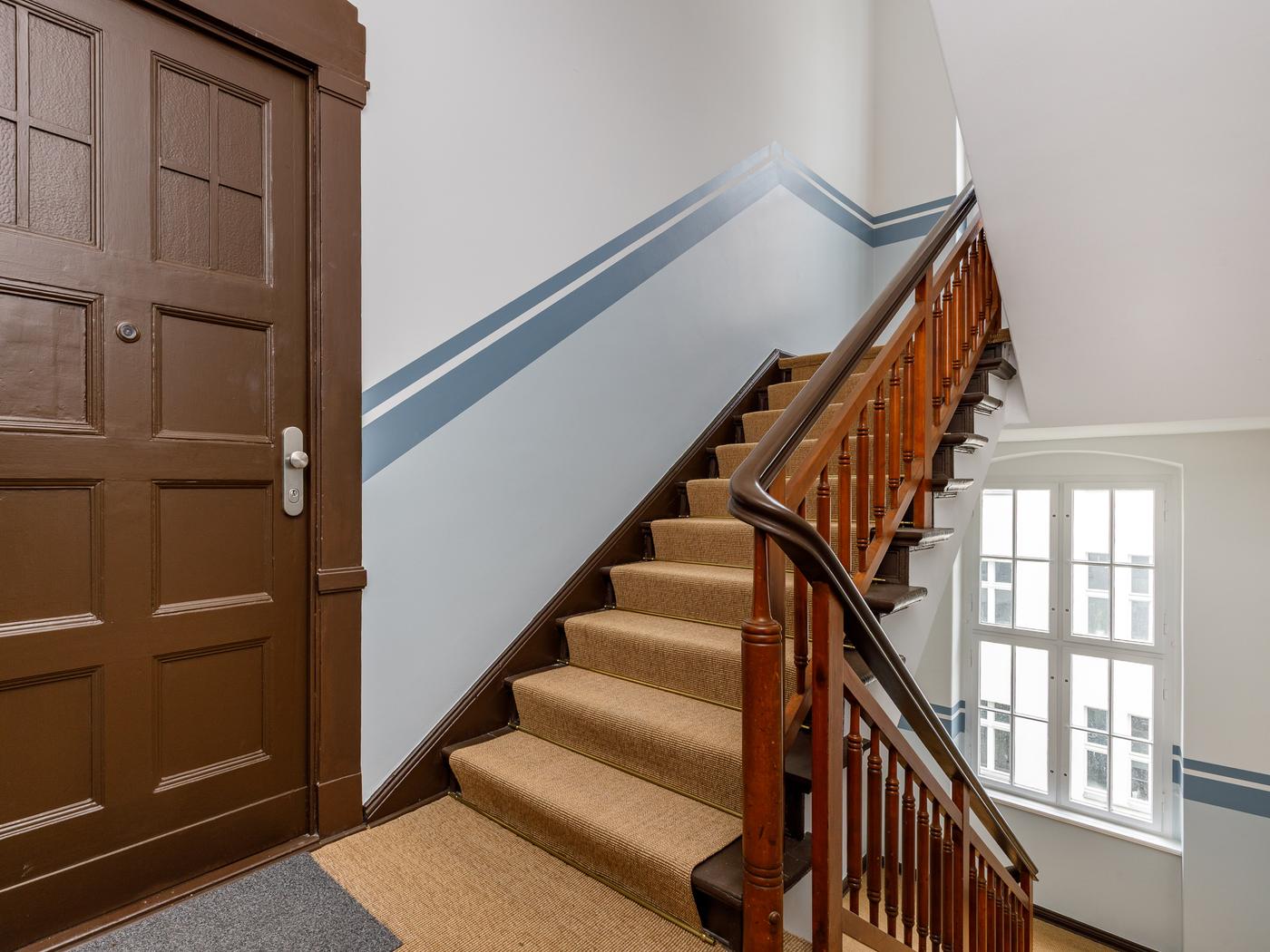 Schönes Treppenhaus mit Sisal-Teppich  Schönes Treppenhaus mit Sisal-Teppich