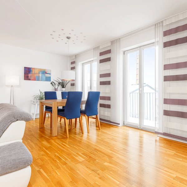 Essbereich Esstisch Fensterfront Parkettboden Balkontür