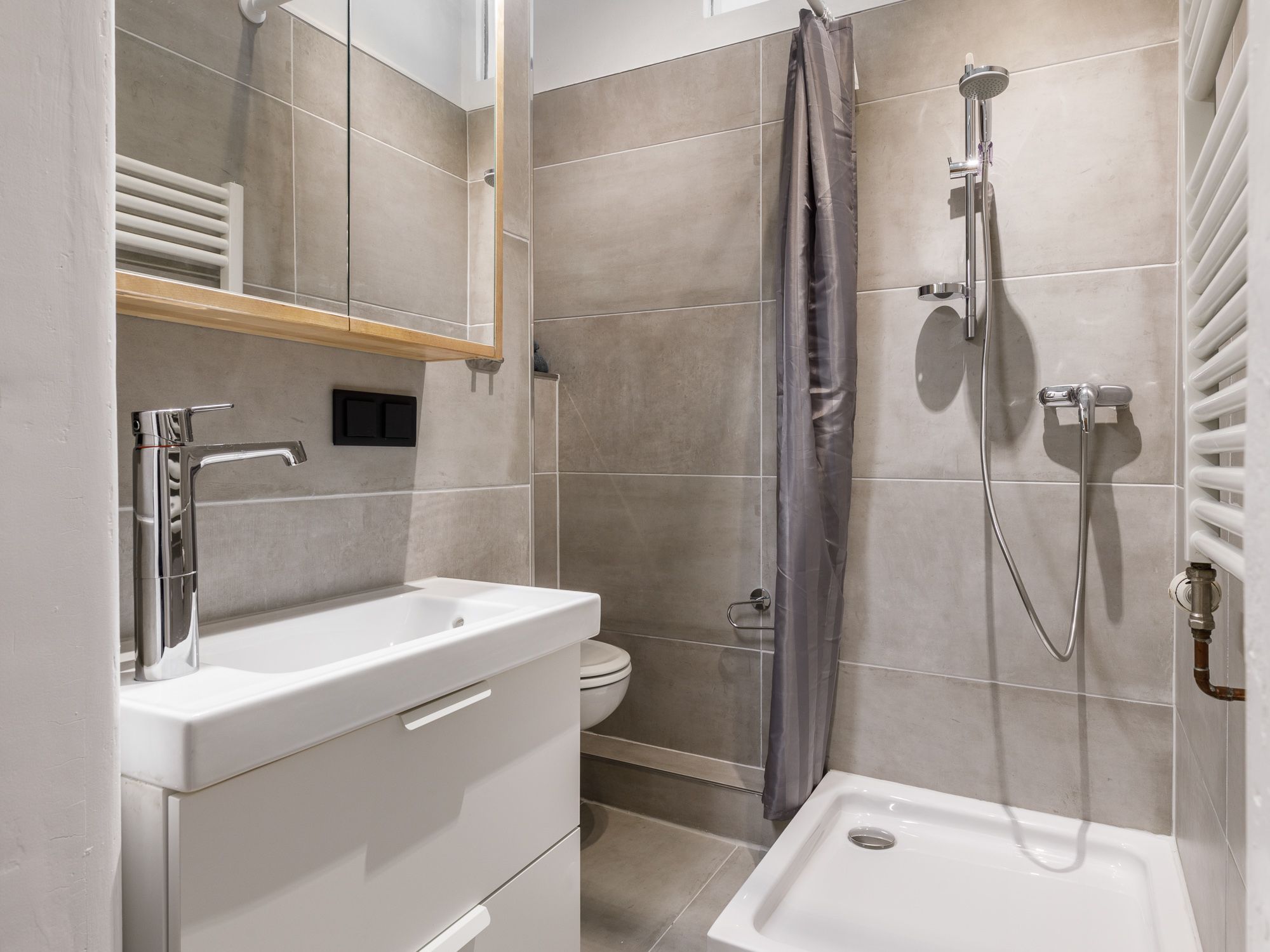 Innenliegendes, modernes Duschbad