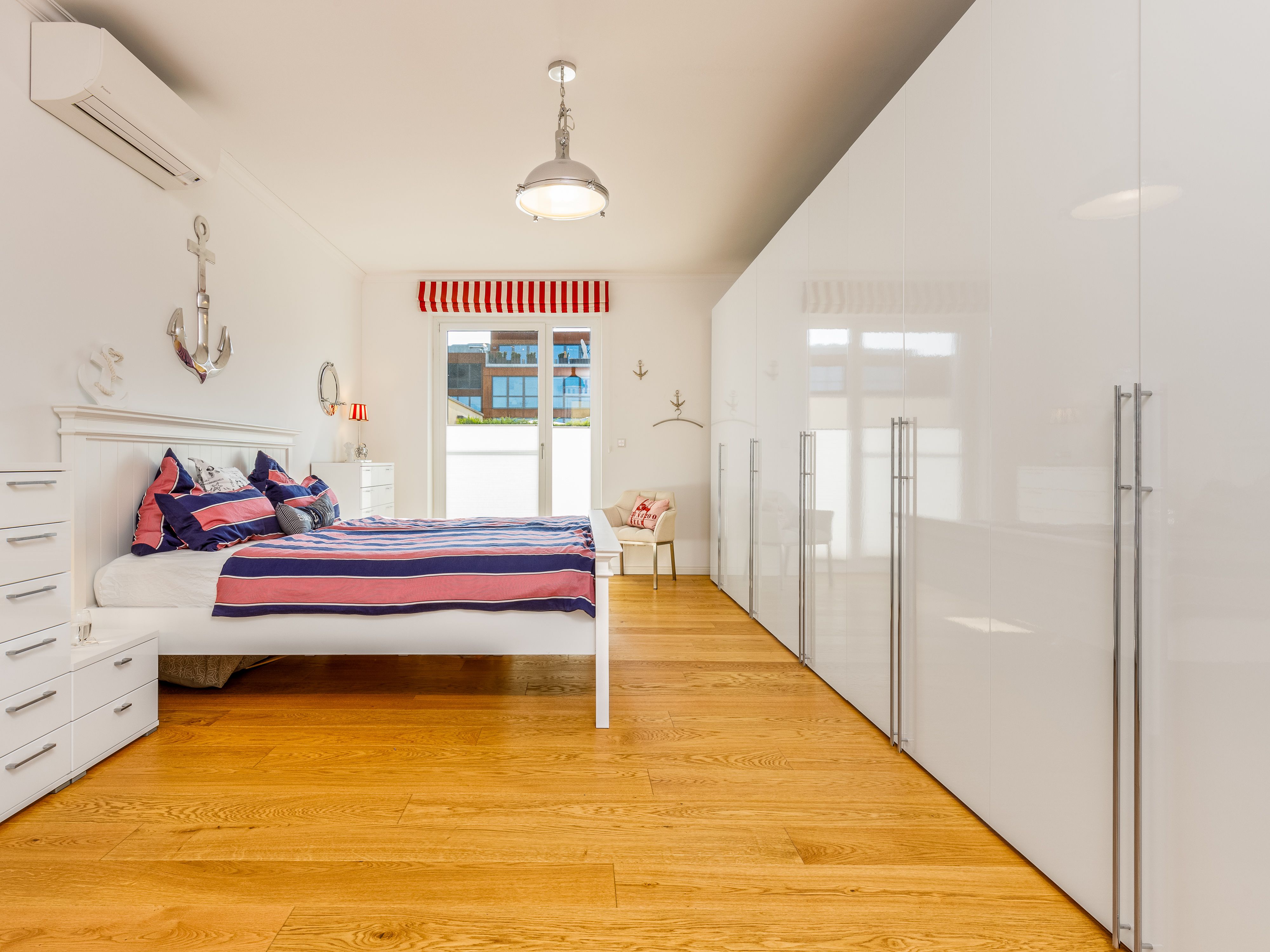 Schlafzimmer mit Klimaanlage und vielen Schränken