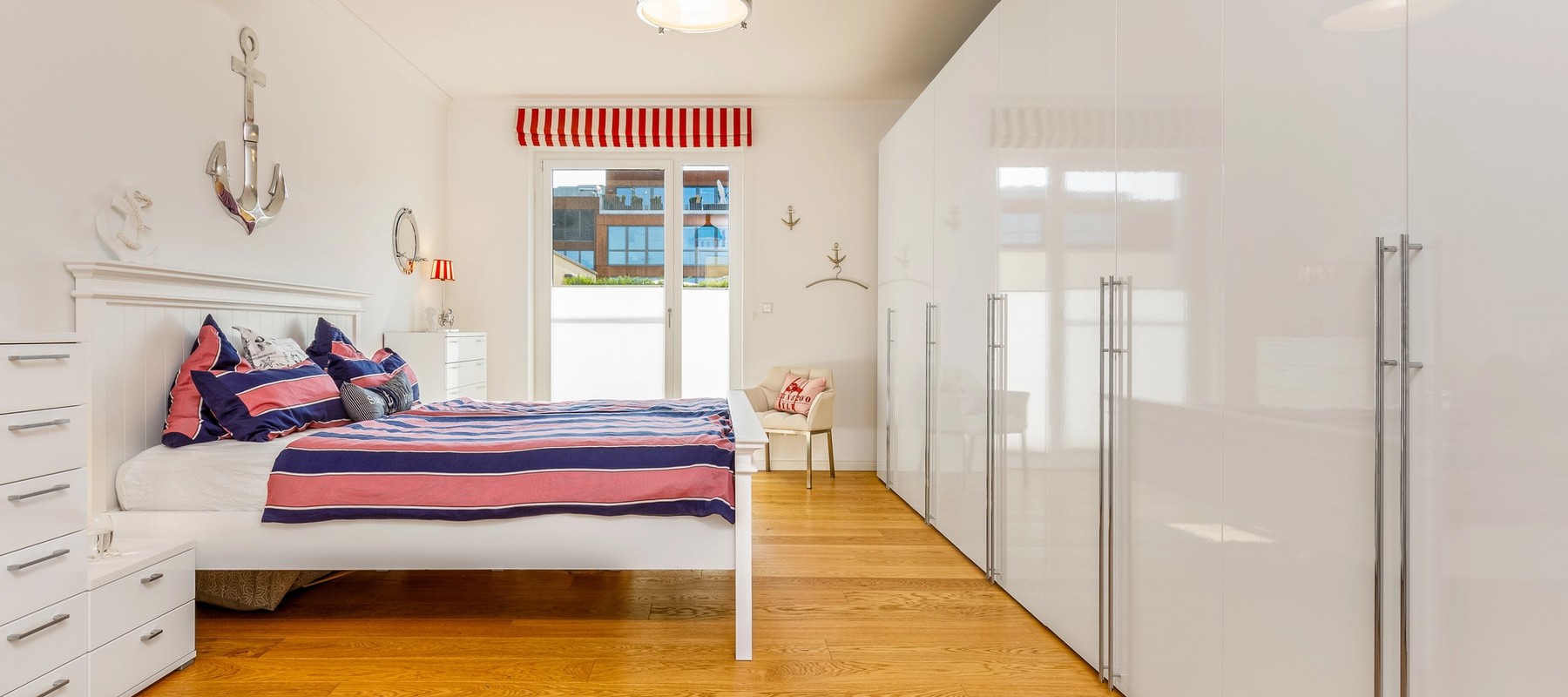 Schlafzimmer mit Klimaanlage und vielen Schränken Schlafzimmer mit Klimaanlage und vielen Schränken