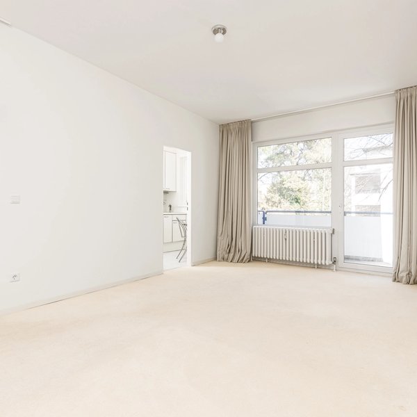 Wohnraum Balkon Fenster Vorhänge Heizkörper