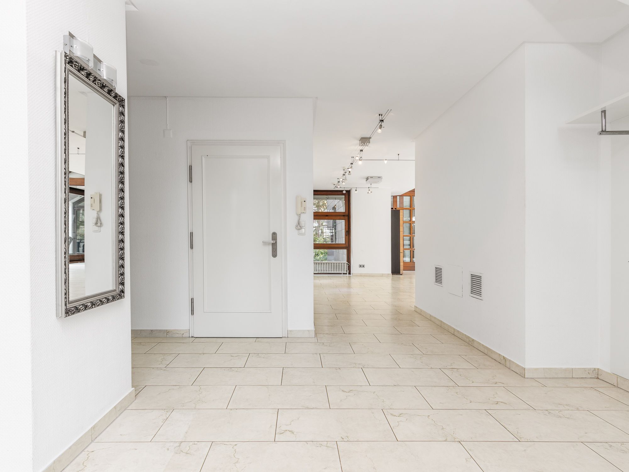 Weitläufiger Eingangsbereich mit Garderobe 