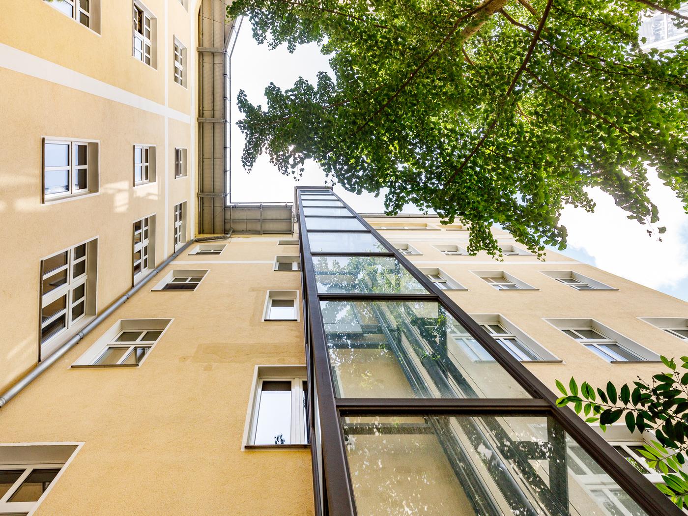 Angebauter Fahrstuhl ins Dachgeschoss Angebauter Fahrstuhl ins Dachgeschoss