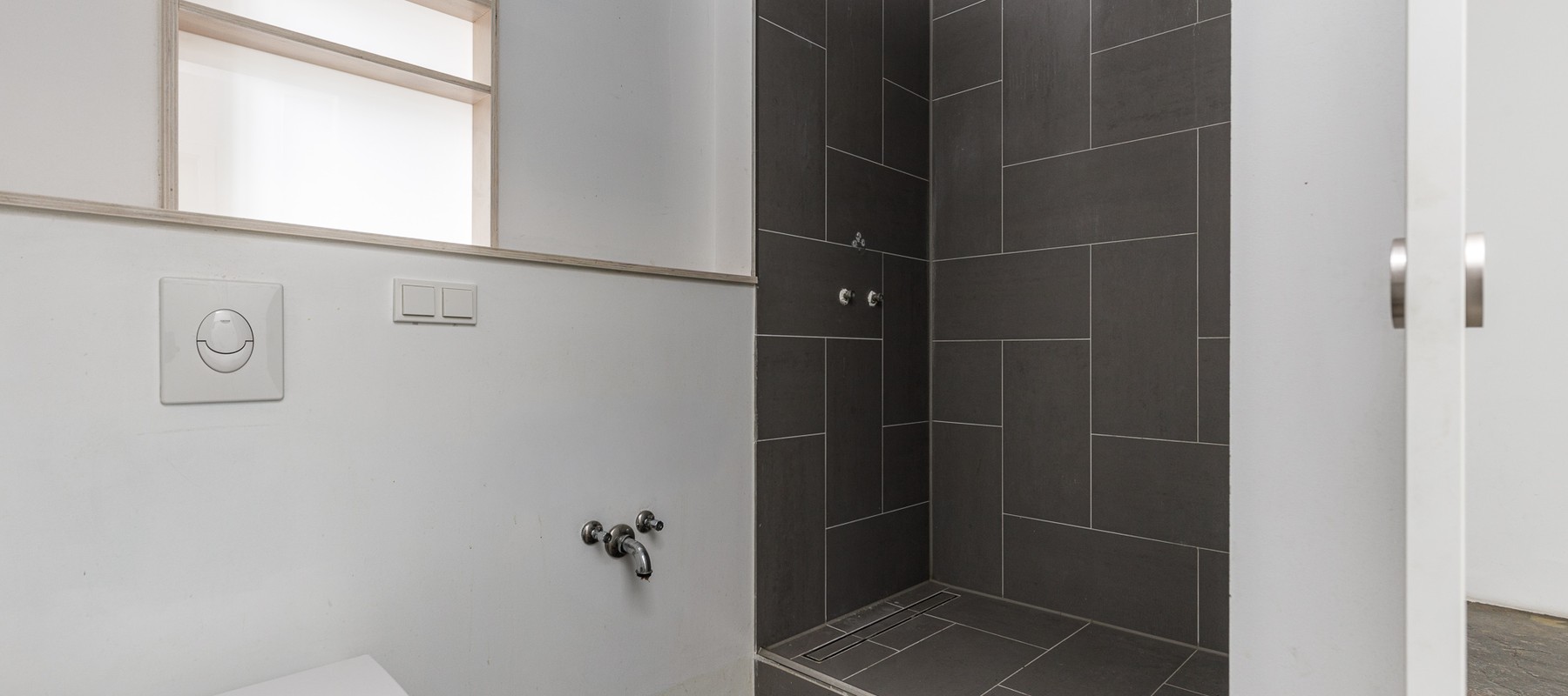 Kleines Bad mit Dusche und WC Kleines Bad mit Dusche und WC