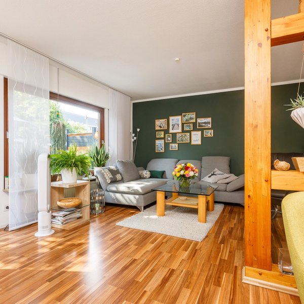 Wohnbereich Offene Gestaltung Holzbalken Fensterfront Gartenblick