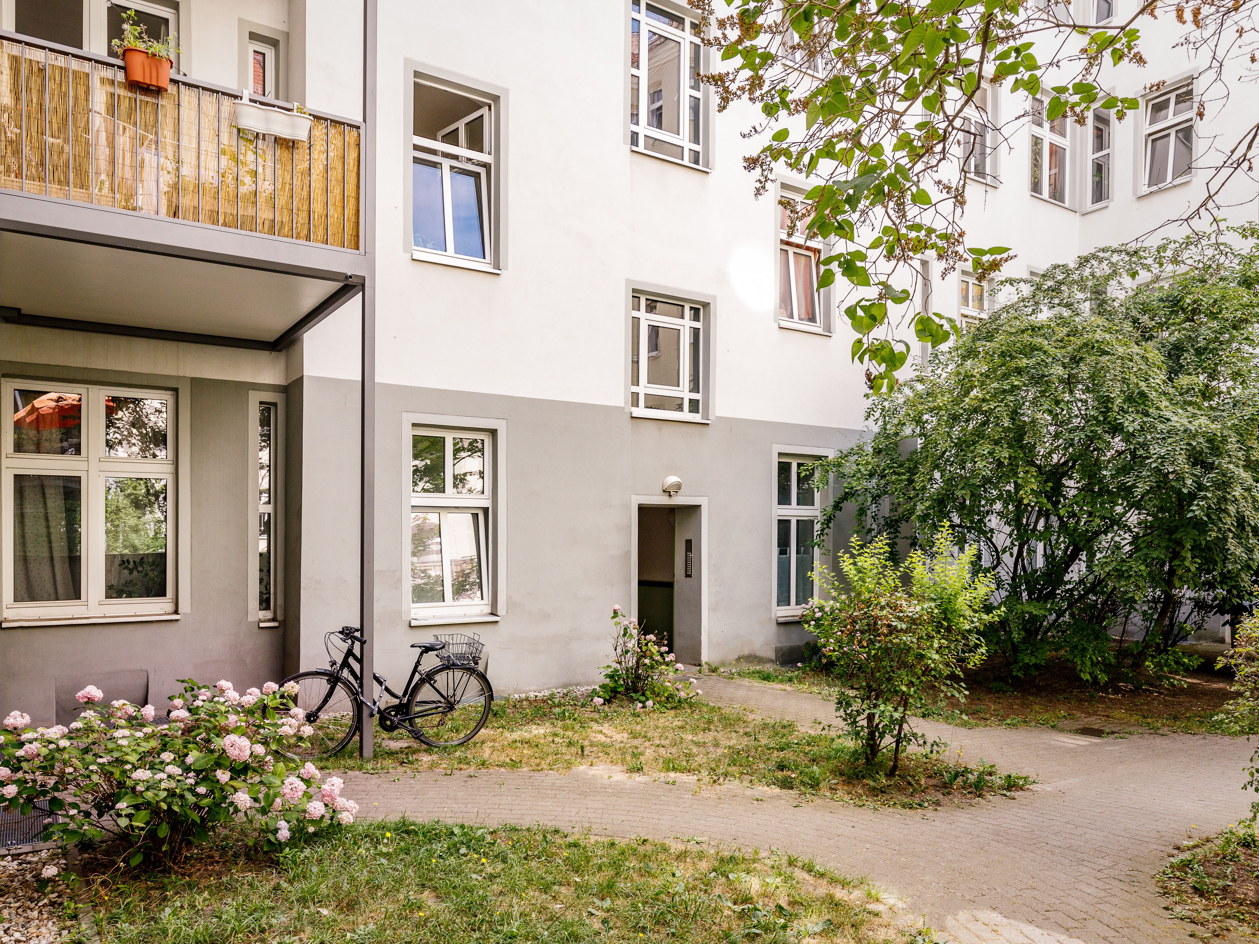 Begrünter Innenhof mit Fahrstellplatz