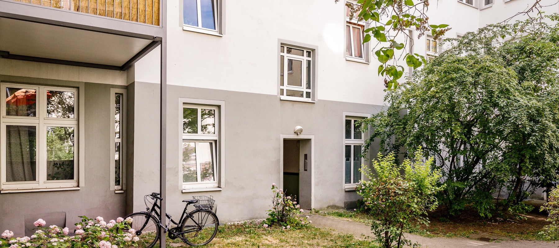 Begrünter Innenhof mit Fahrstellplatz Begrünter Innenhof mit Fahrstellplatz