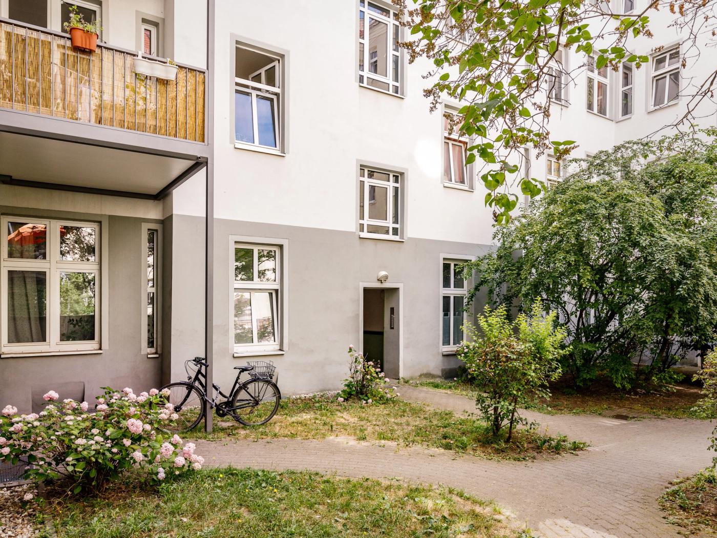 Begrünter Innenhof mit Fahrstellplatz Begrünter Innenhof mit Fahrstellplatz