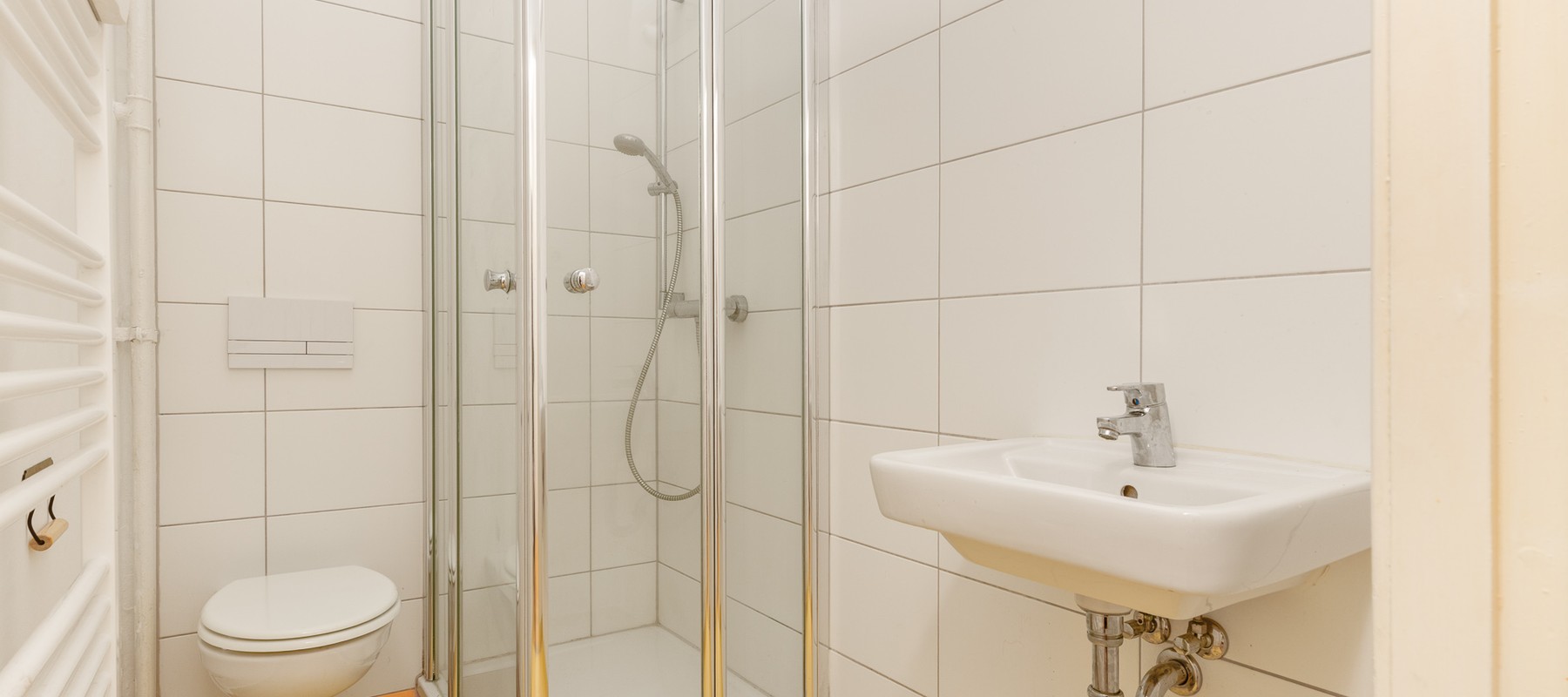 Gepflegtes Duschbad mit Handtuchheizung Gepflegtes Duschbad mit Handtuchheizung