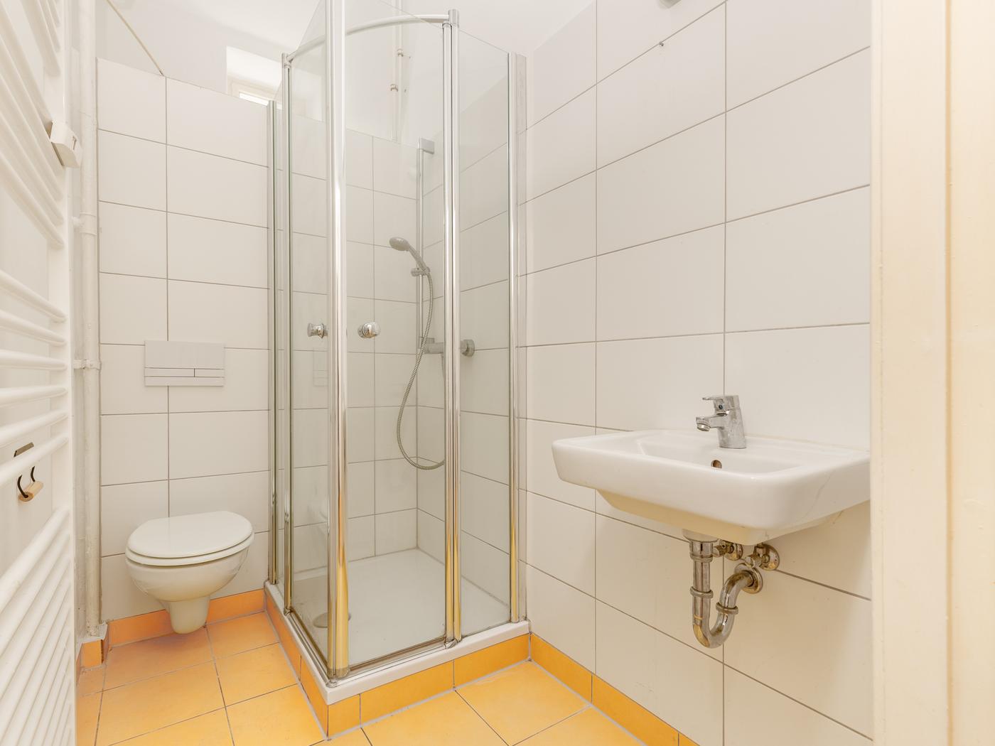 Gepflegtes Duschbad mit Handtuchheizung Gepflegtes Duschbad mit Handtuchheizung