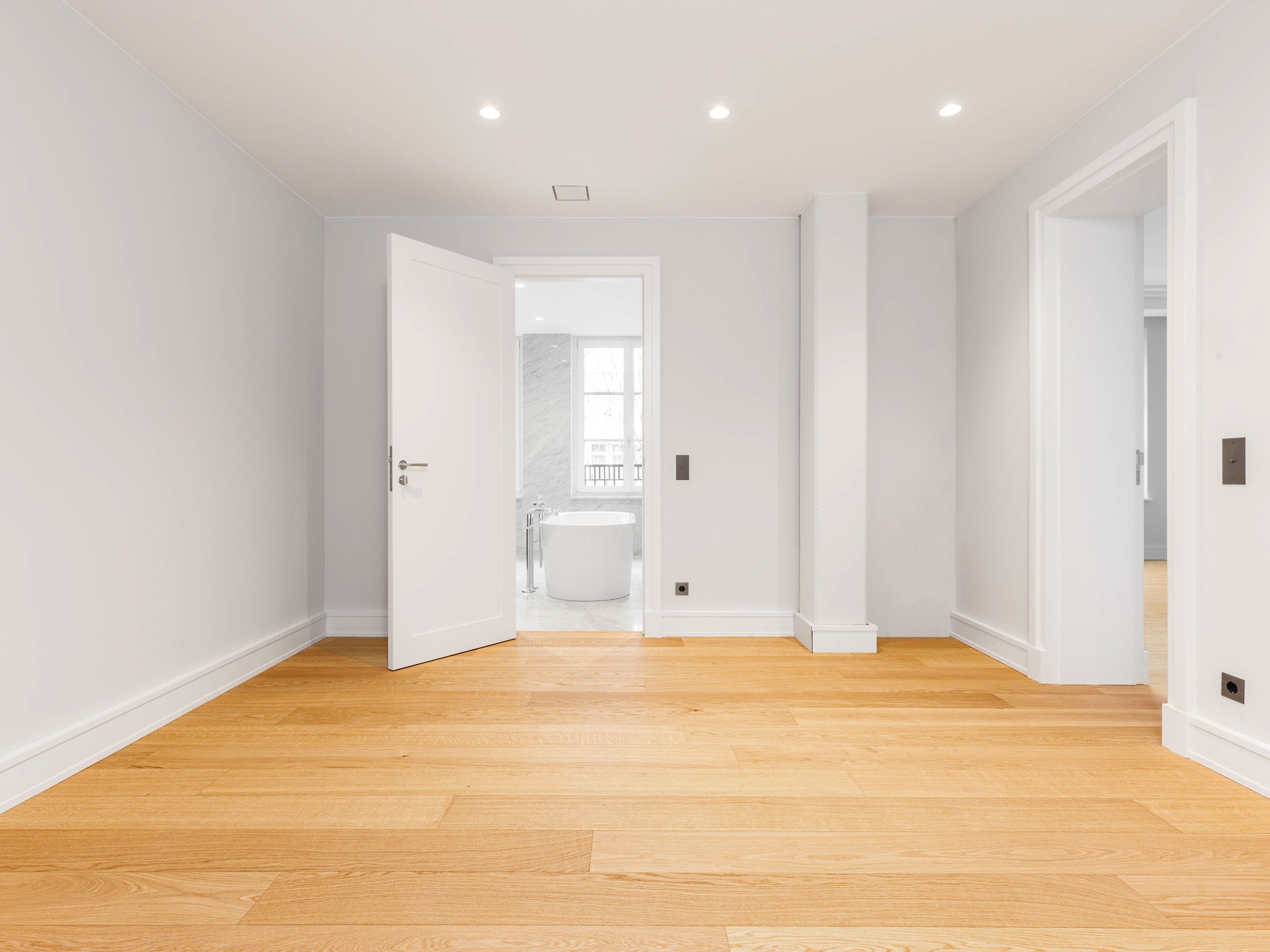 Großes Schlafzimmer mit Zugang zum Badezimmer