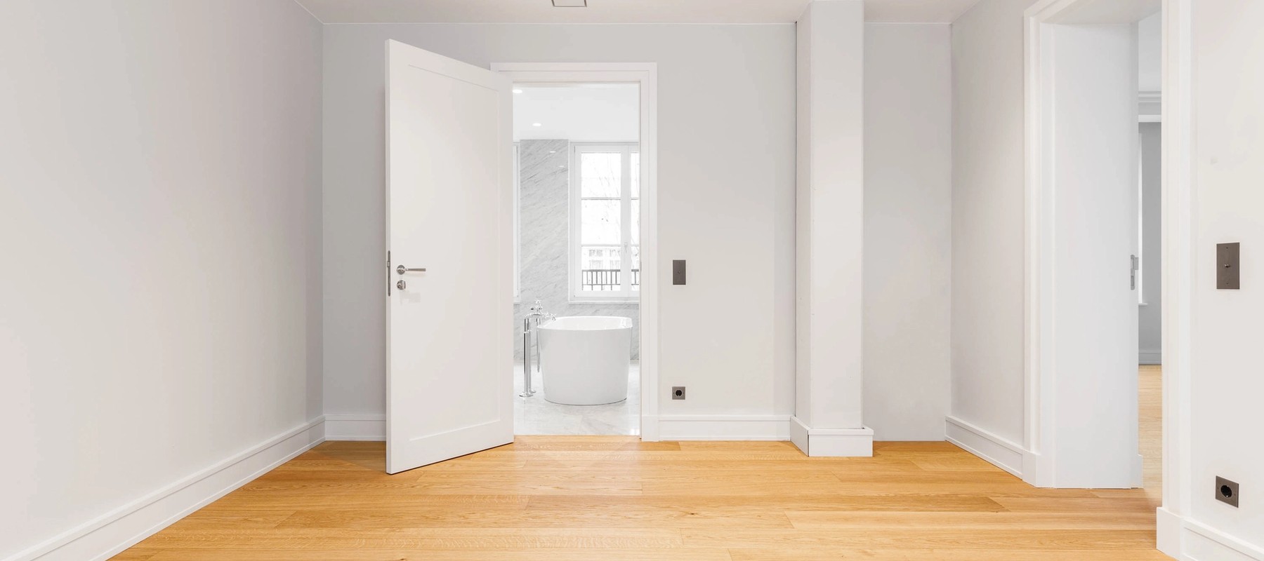 Large bedroom with access to the bathroom Large bedroom with access to the bathroom