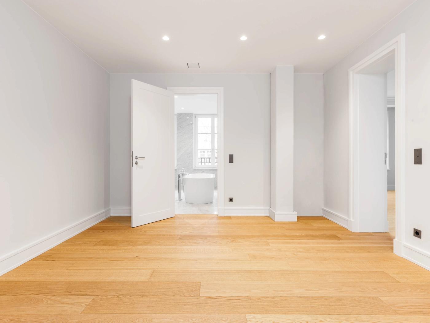 Großes Schlafzimmer mit Zugang zum Badezimmer Großes Schlafzimmer mit Zugang zum Badezimmer