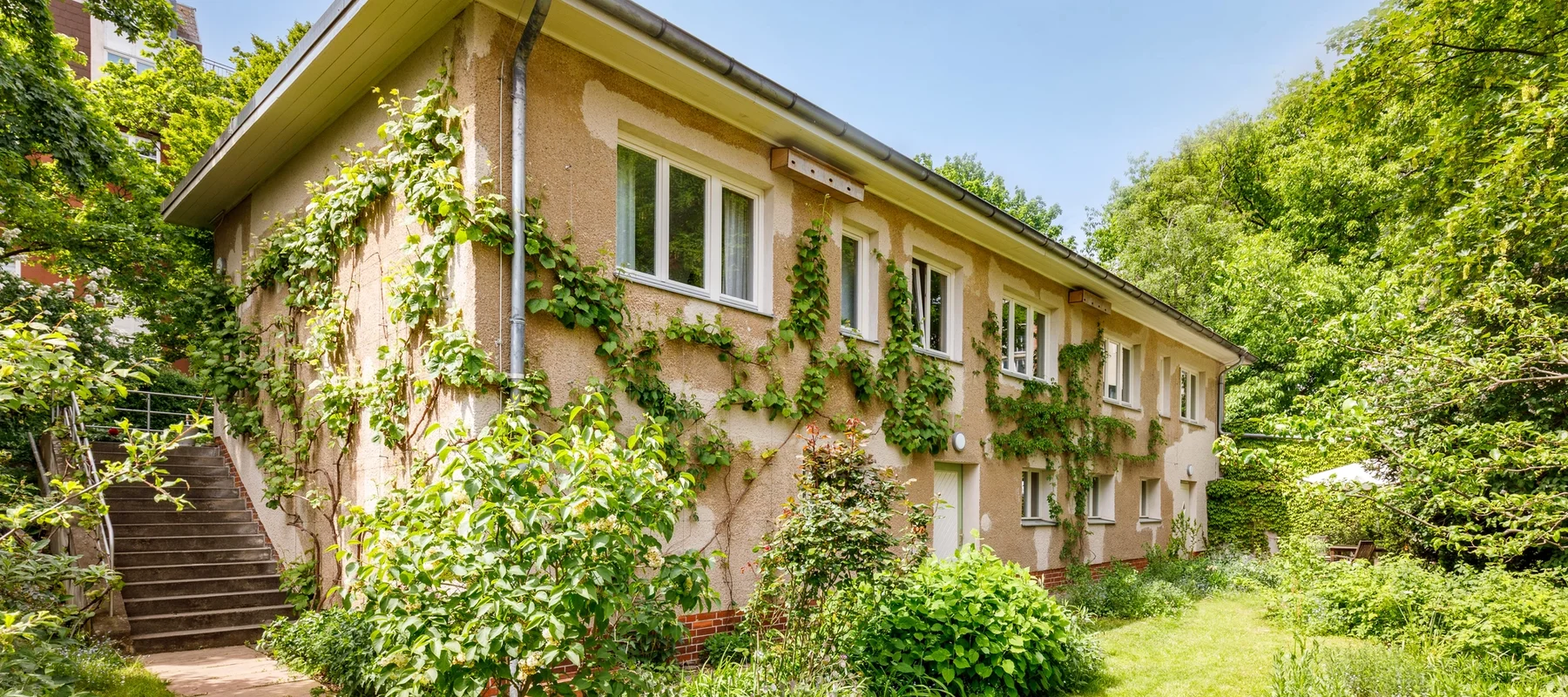 Großzügiges Einfamilienhaus mit mehreren Einheiten und grünem Garten in ruhiger Lage
