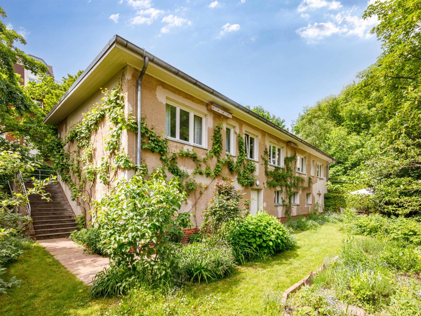 Großzügiges Einfamilienhaus mit mehreren Einheiten und grünem Garten in ruhiger Lage