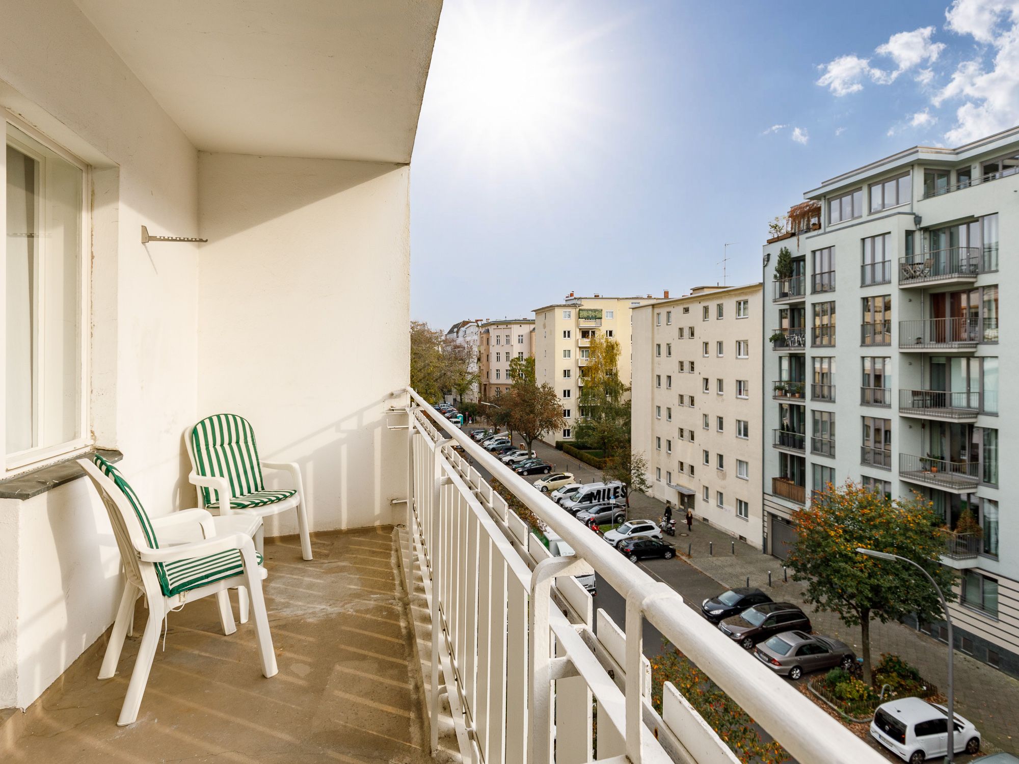 Gemütlicher Sonnenbalkon mit Blick auf die Anliegerstraße