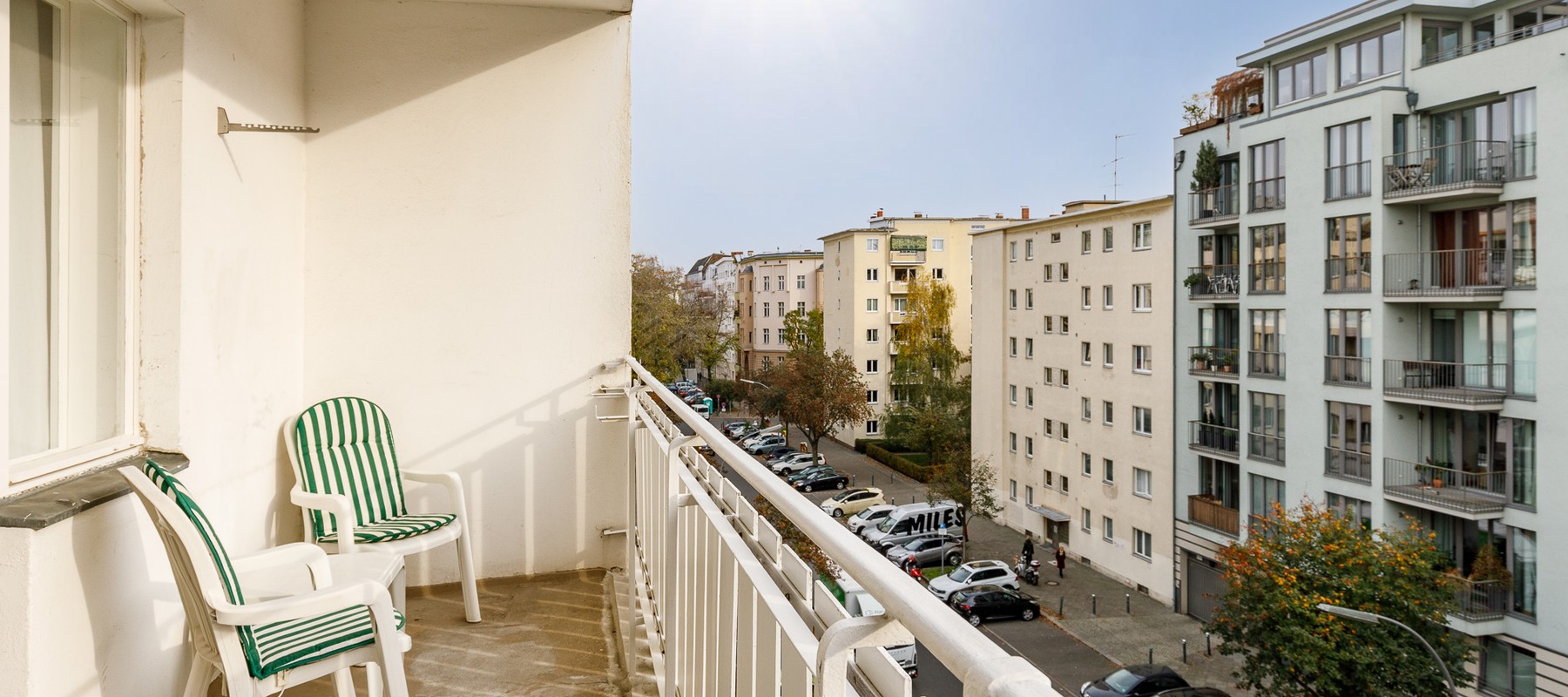 Gemütlicher Sonnenbalkon mit Blick auf die Anliegerstraße Gemütlicher Sonnenbalkon mit Blick auf die Anliegerstraße