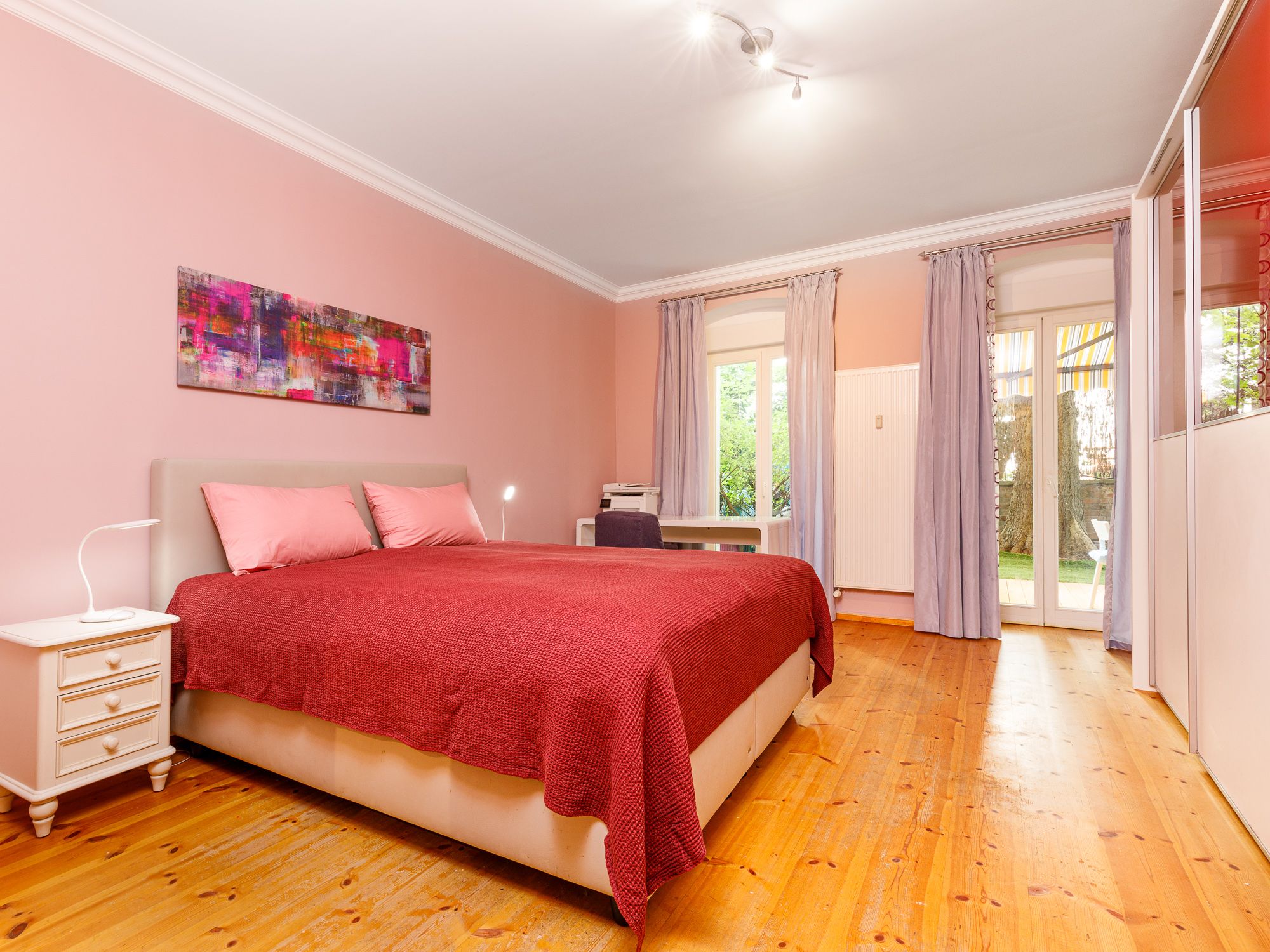 Schlafzimmer mit Zugang zur Gartenterrasse 