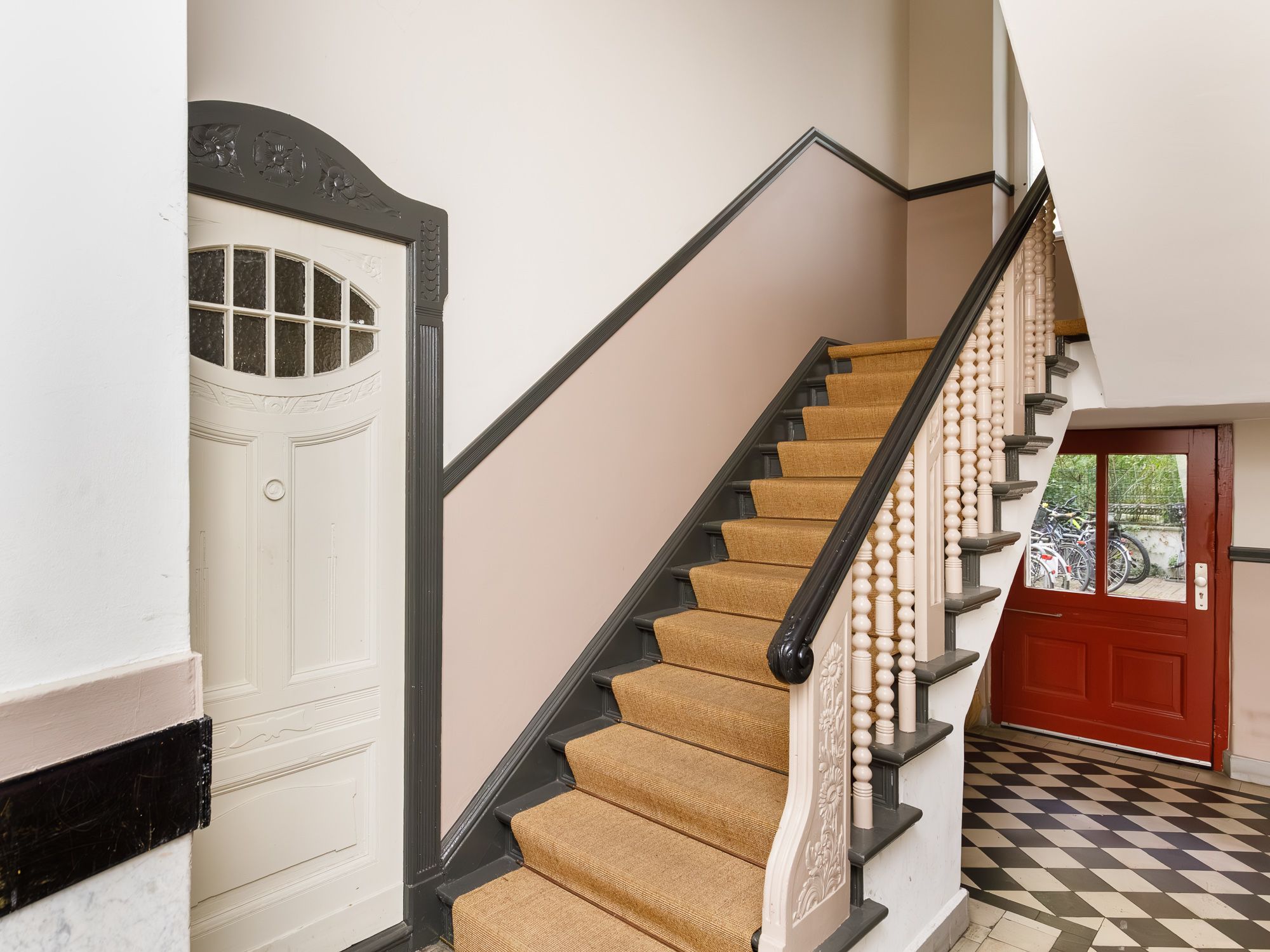 Gepflegtes Treppenhaus mit Sisal-Teppich