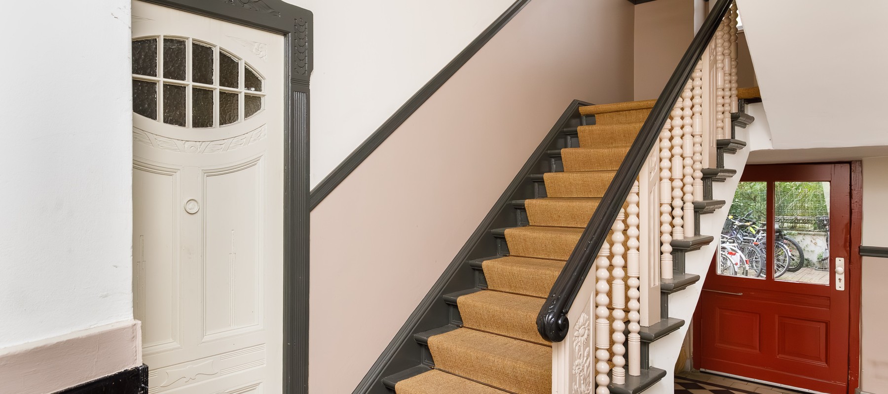 Gepflegtes Treppenhaus mit Sisal-Teppich Gepflegtes Treppenhaus mit Sisal-Teppich