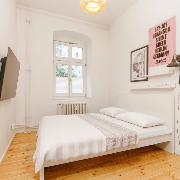 Schlafzimmer Dielenboden Doppelbett Wandregal