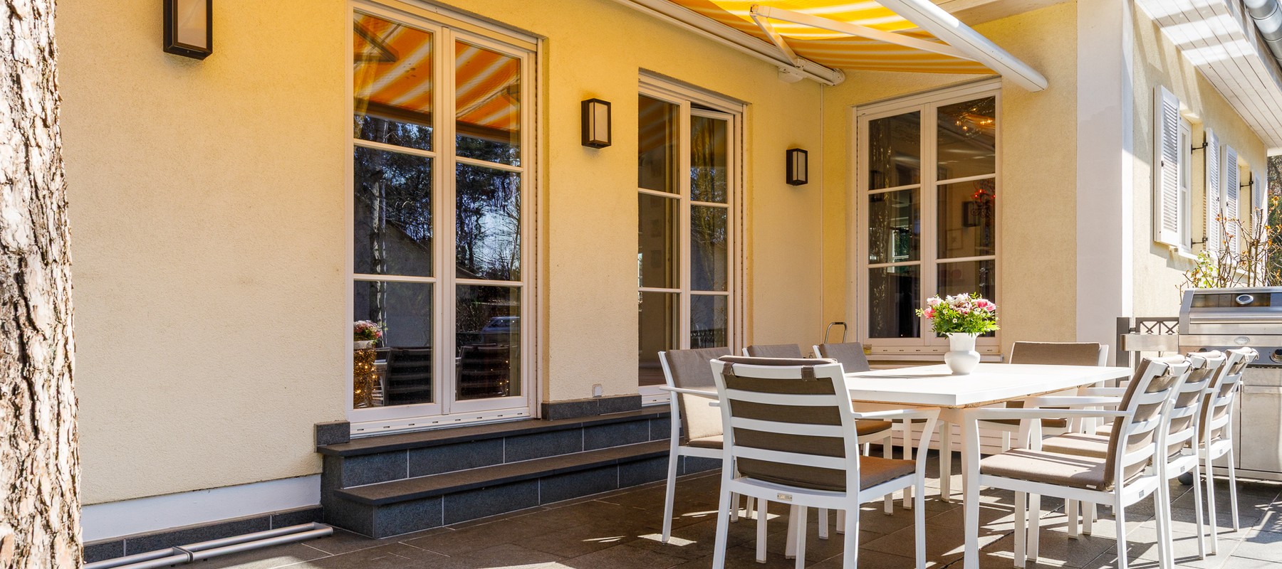 Sunlit terrace with garden access Sunlit terrace with garden access