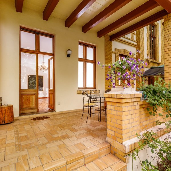 Veranda Backstein Säulen Garten