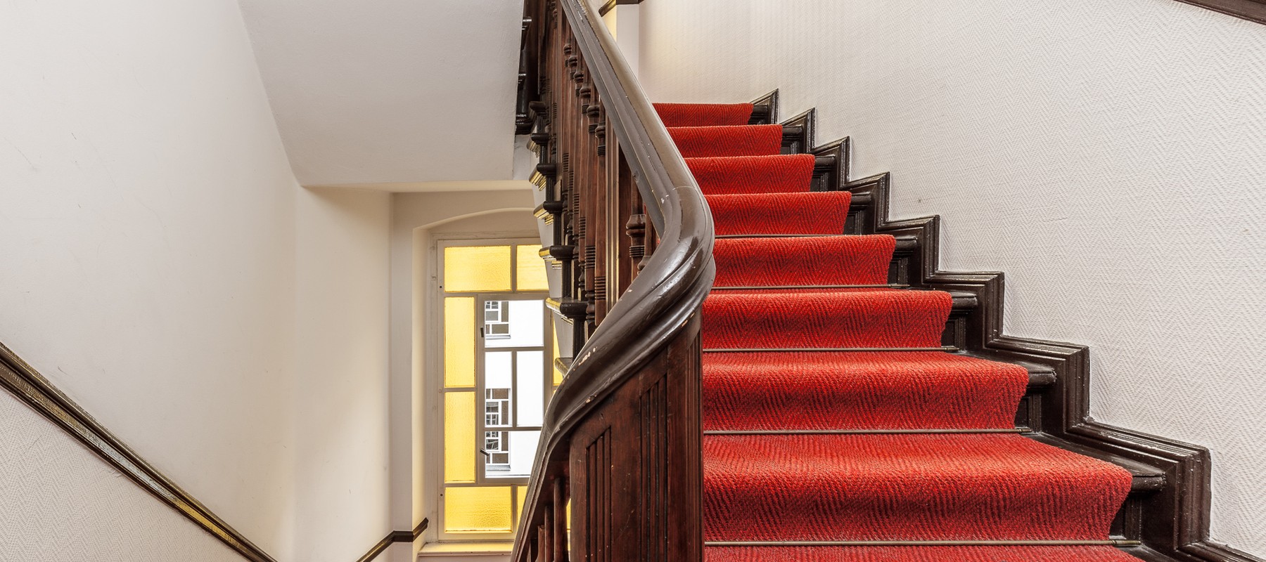 Gepflegtes Treppenhaus mit Sisal-Teppich Gepflegtes Treppenhaus mit Sisal-Teppich