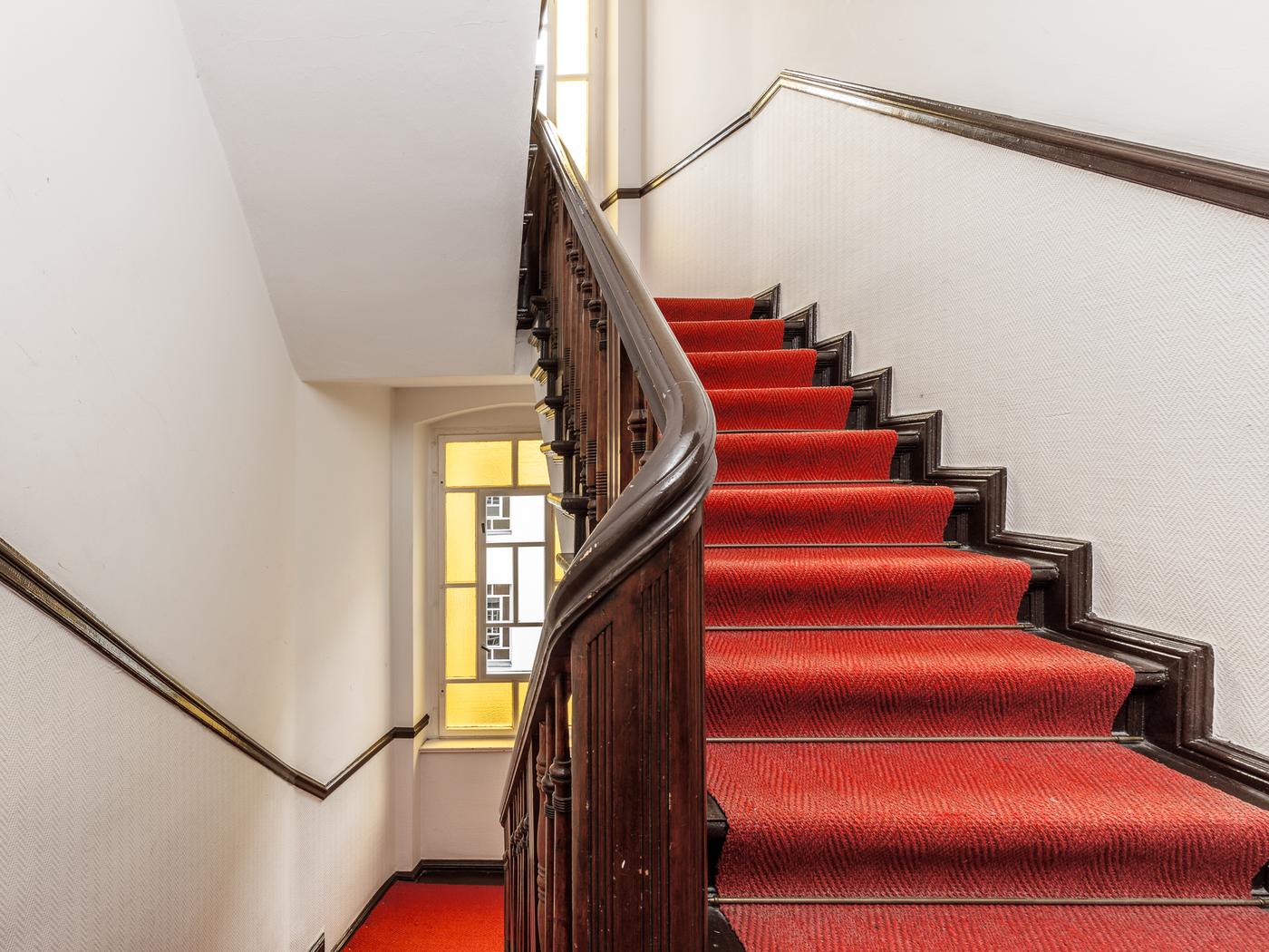 Gepflegtes Treppenhaus mit Sisal-Teppich Gepflegtes Treppenhaus mit Sisal-Teppich