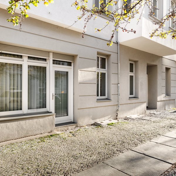 Hausfassade Erdgeschoss Eingang Gehweg