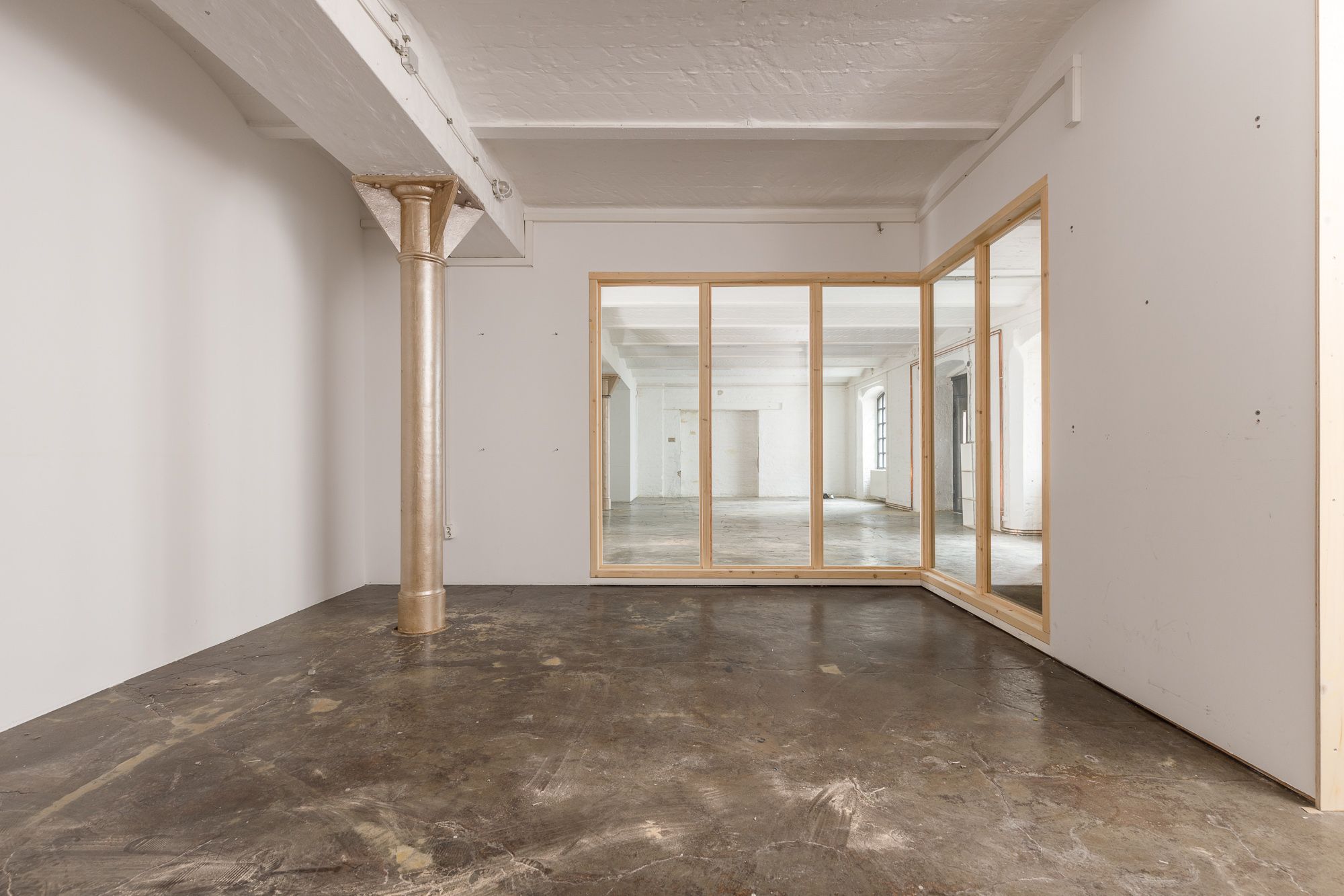 Separater Arbeitsbereich mit großer Fensterfront 