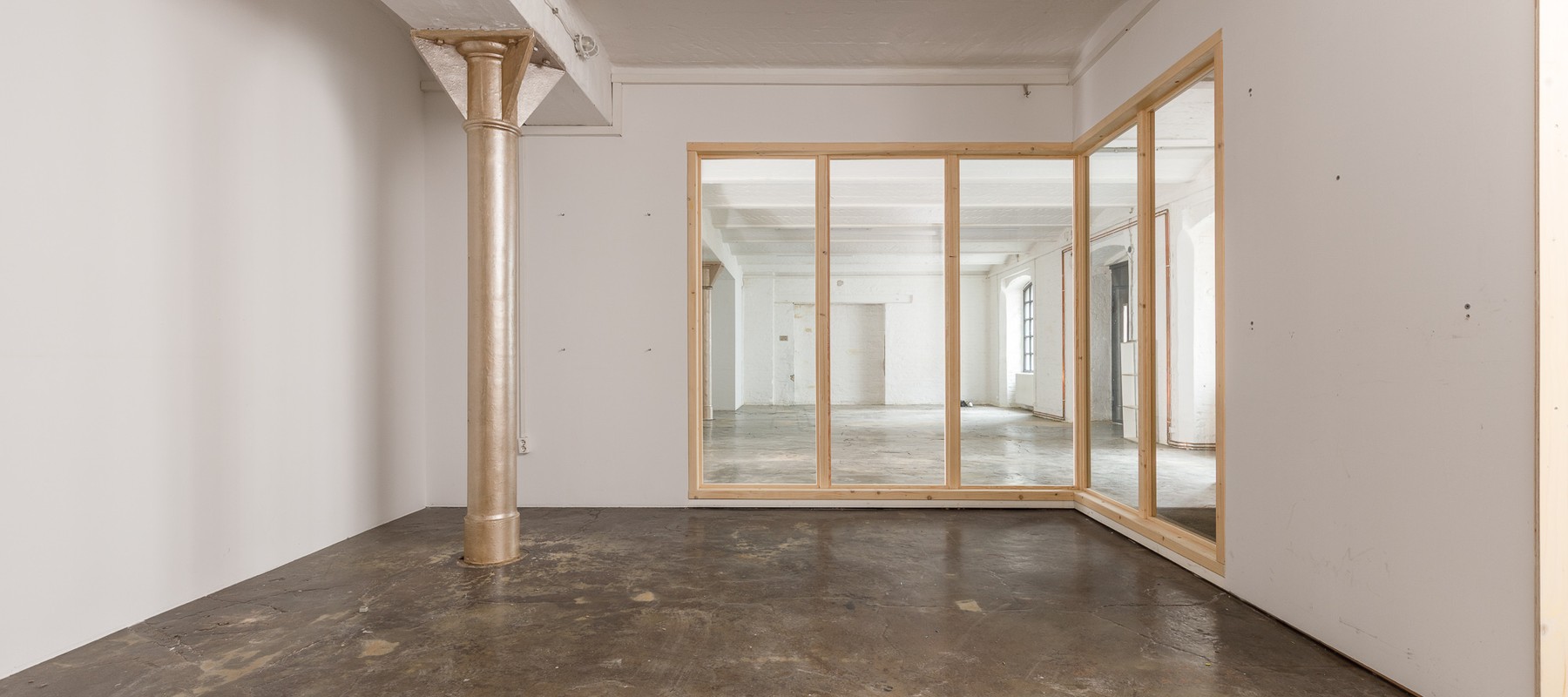 Separater Arbeitsbereich mit großer Fensterfront Separater Arbeitsbereich mit großer Fensterfront