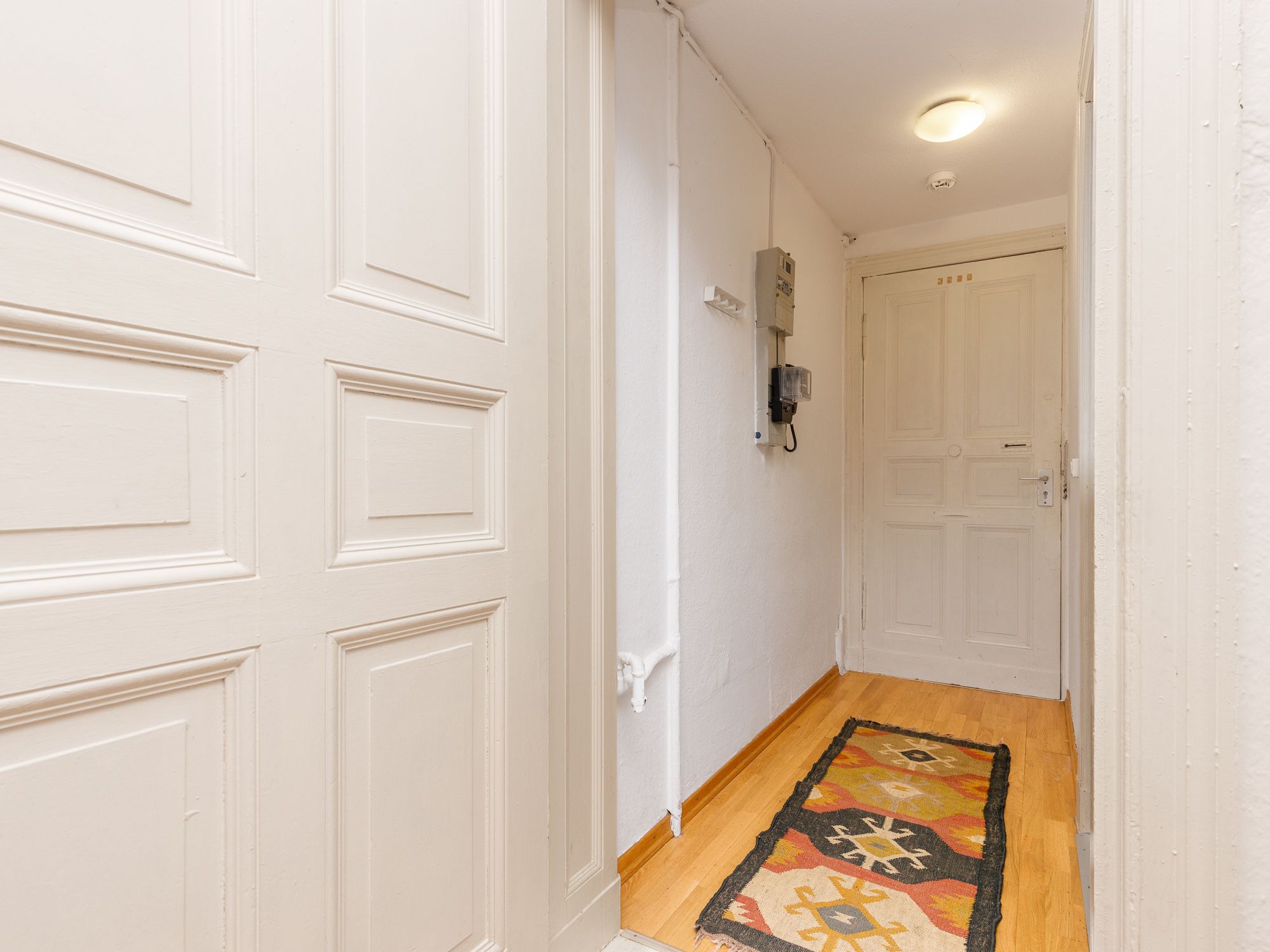 Eingangsbereich mit historischer Eingangstür 