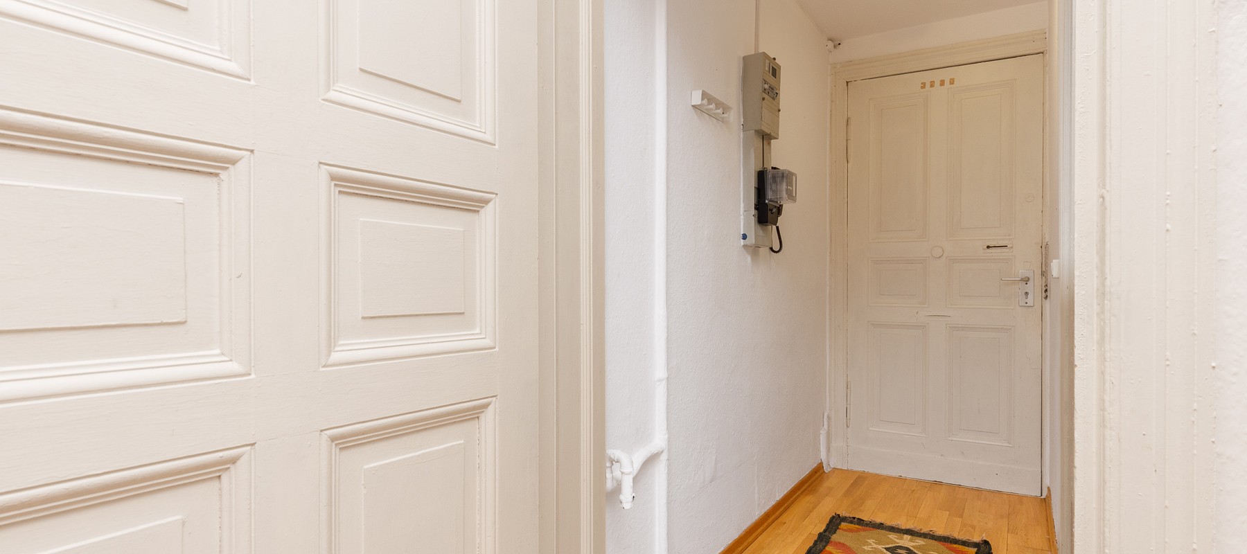 Eingangsbereich mit historischer Eingangstür Eingangsbereich mit historischer Eingangstür