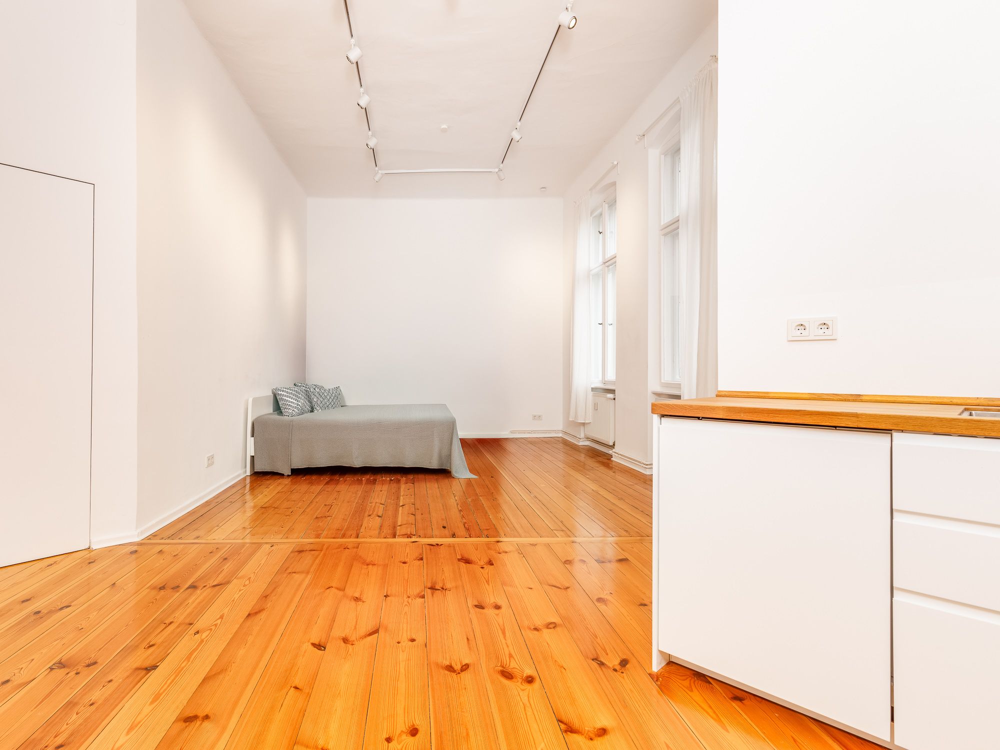 Stately apartment in an old building with separate living quarters, within walking distance of Bayerischer Platz