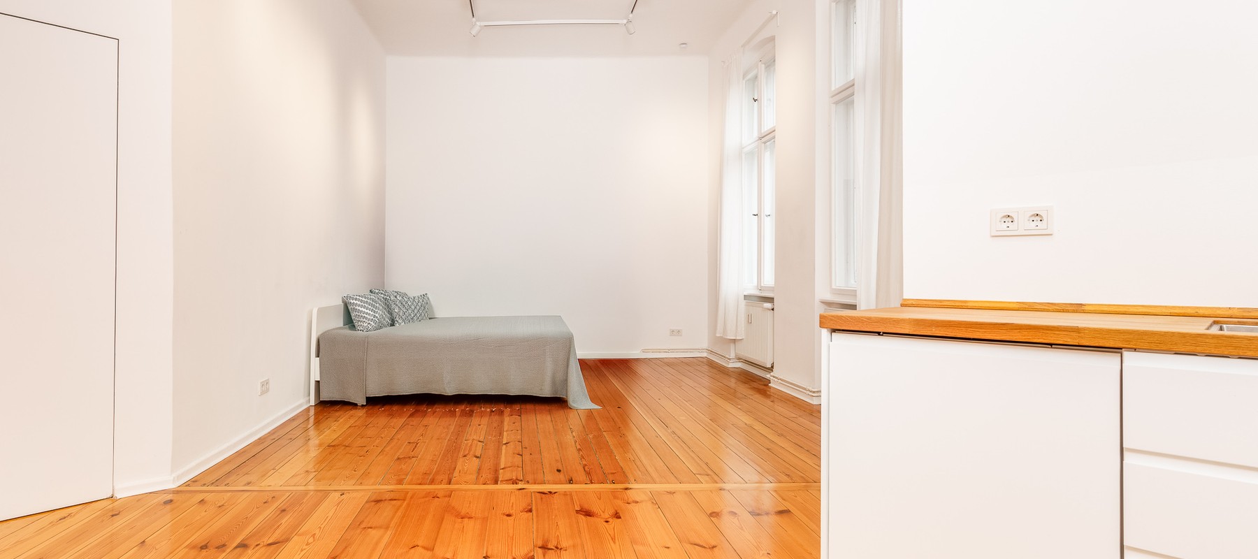 Stately apartment in an old building with separate living quarters, within walking distance of Bayerischer Platz