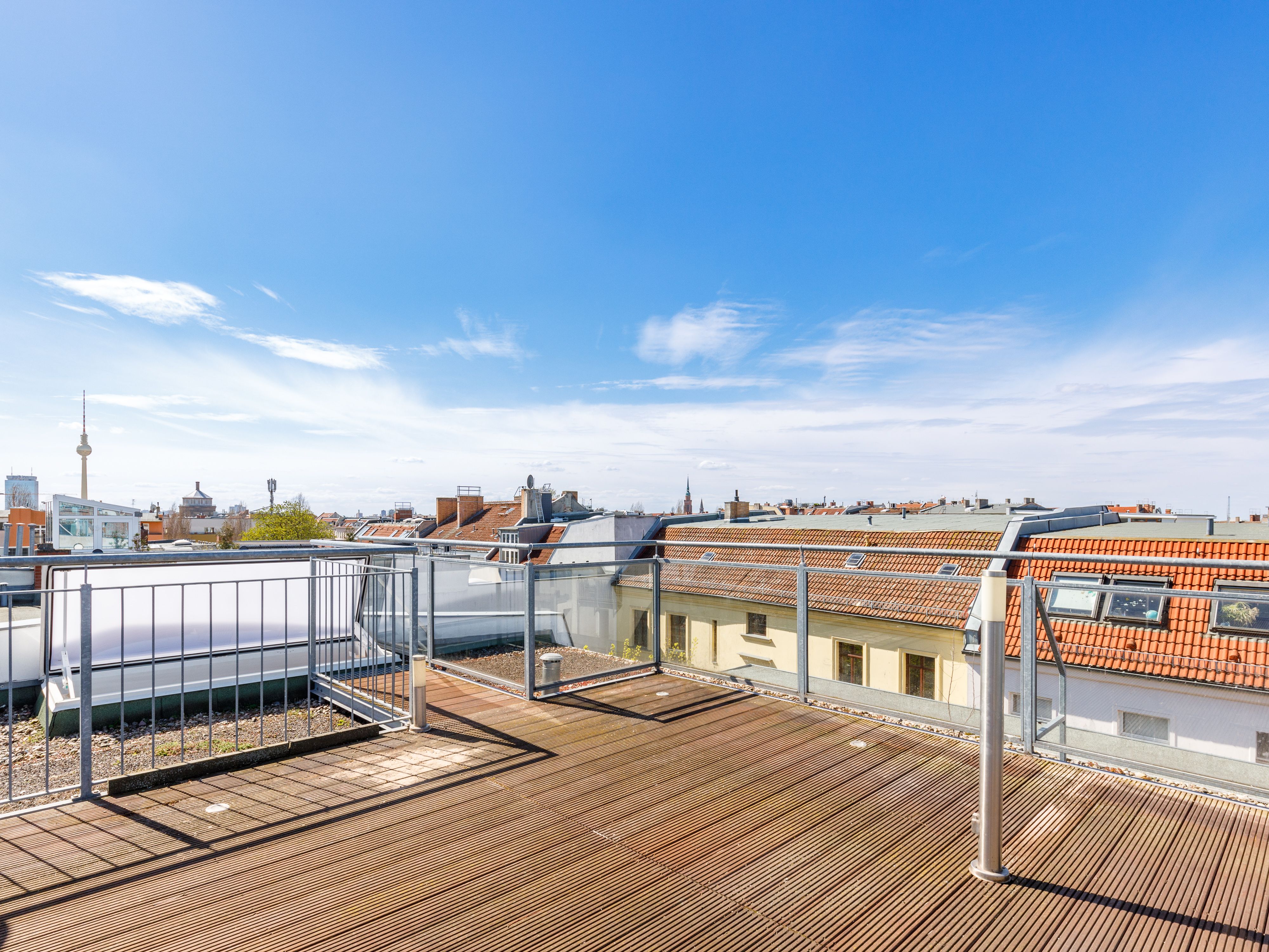 Aufdachterrasse mit Blick auf den Fernsehturm