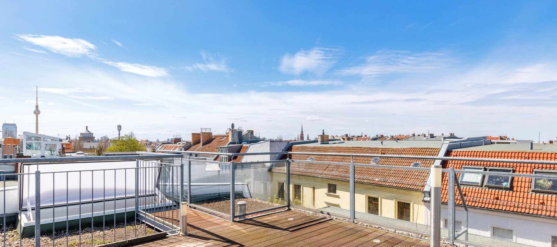 Aufdachterrasse mit Blick auf den Fernsehturm Aufdachterrasse mit Blick auf den Fernsehturm
