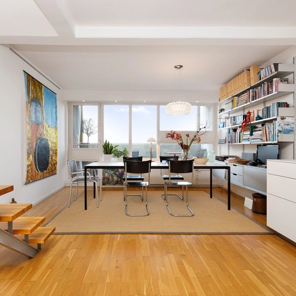 Wohnbereich Treppe Bücherregal Parkett