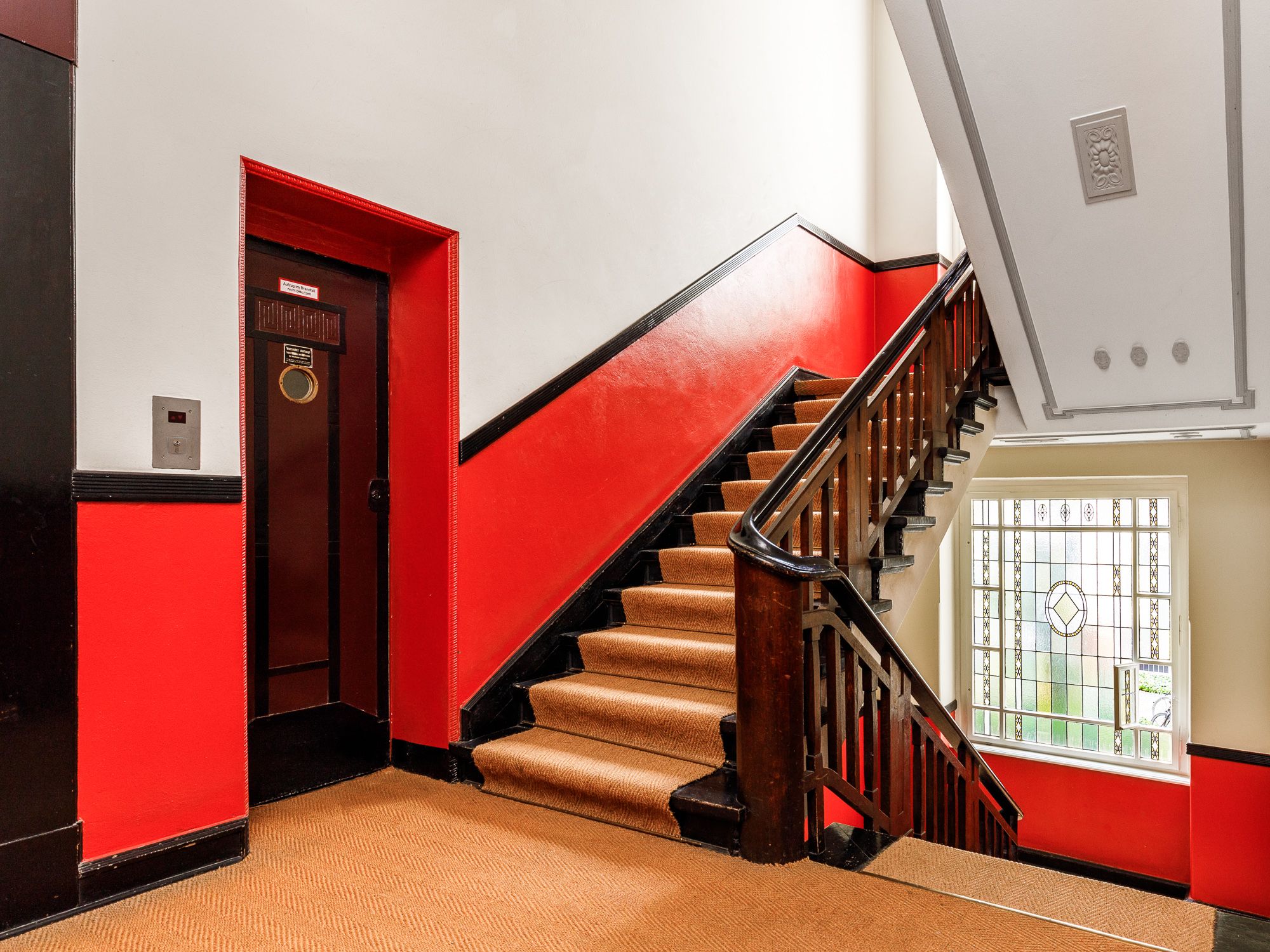 Schönes Treppenhaus mit Sisal-Teppich