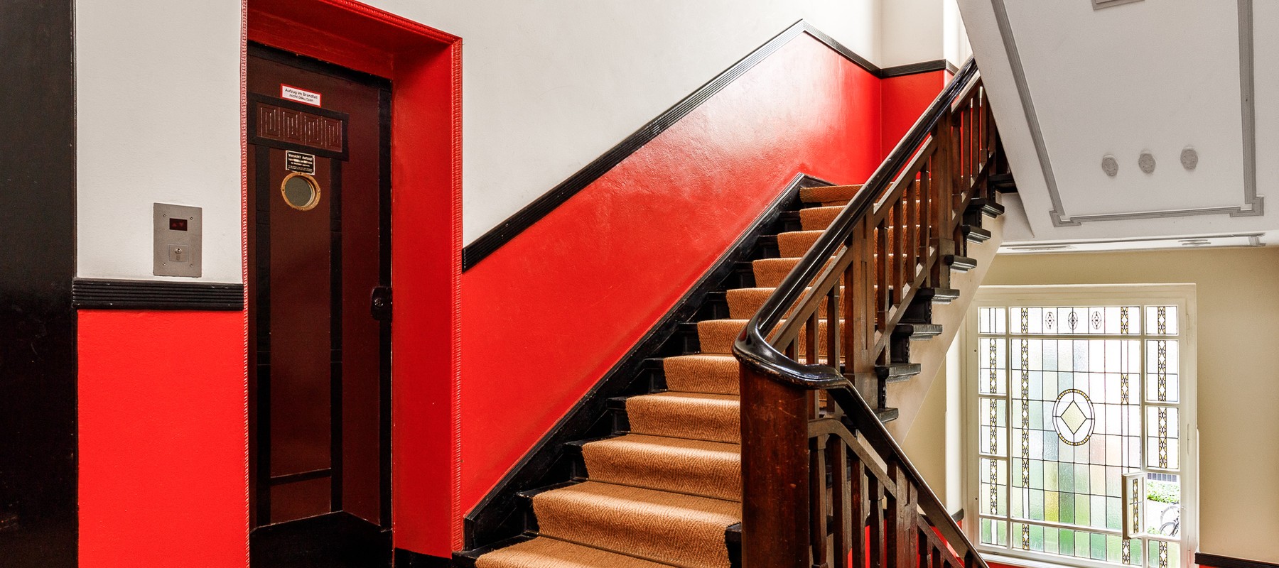 Schönes Treppenhaus mit Sisal-Teppich Schönes Treppenhaus mit Sisal-Teppich