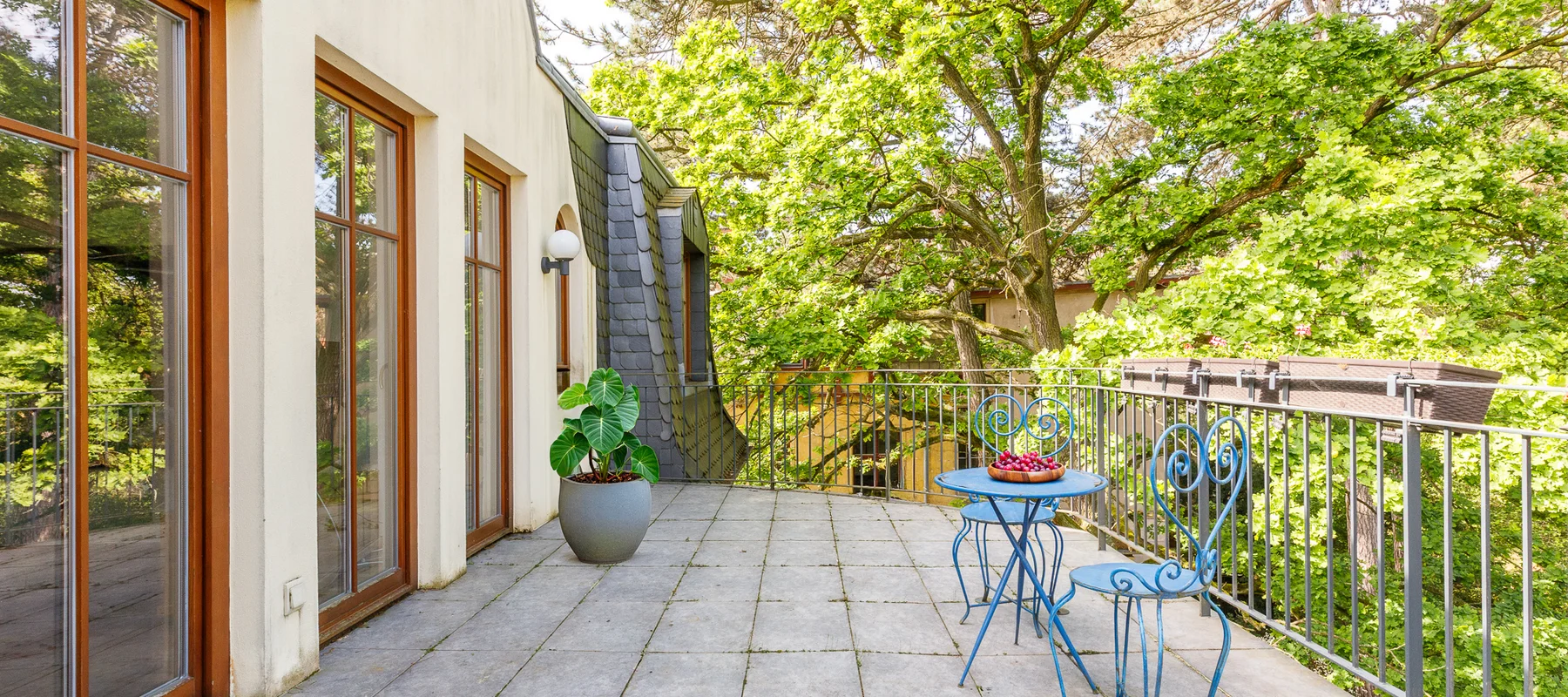 Traumhafte Dachgeschosswohnung mit großer Terrasse und Blick ins Grüne