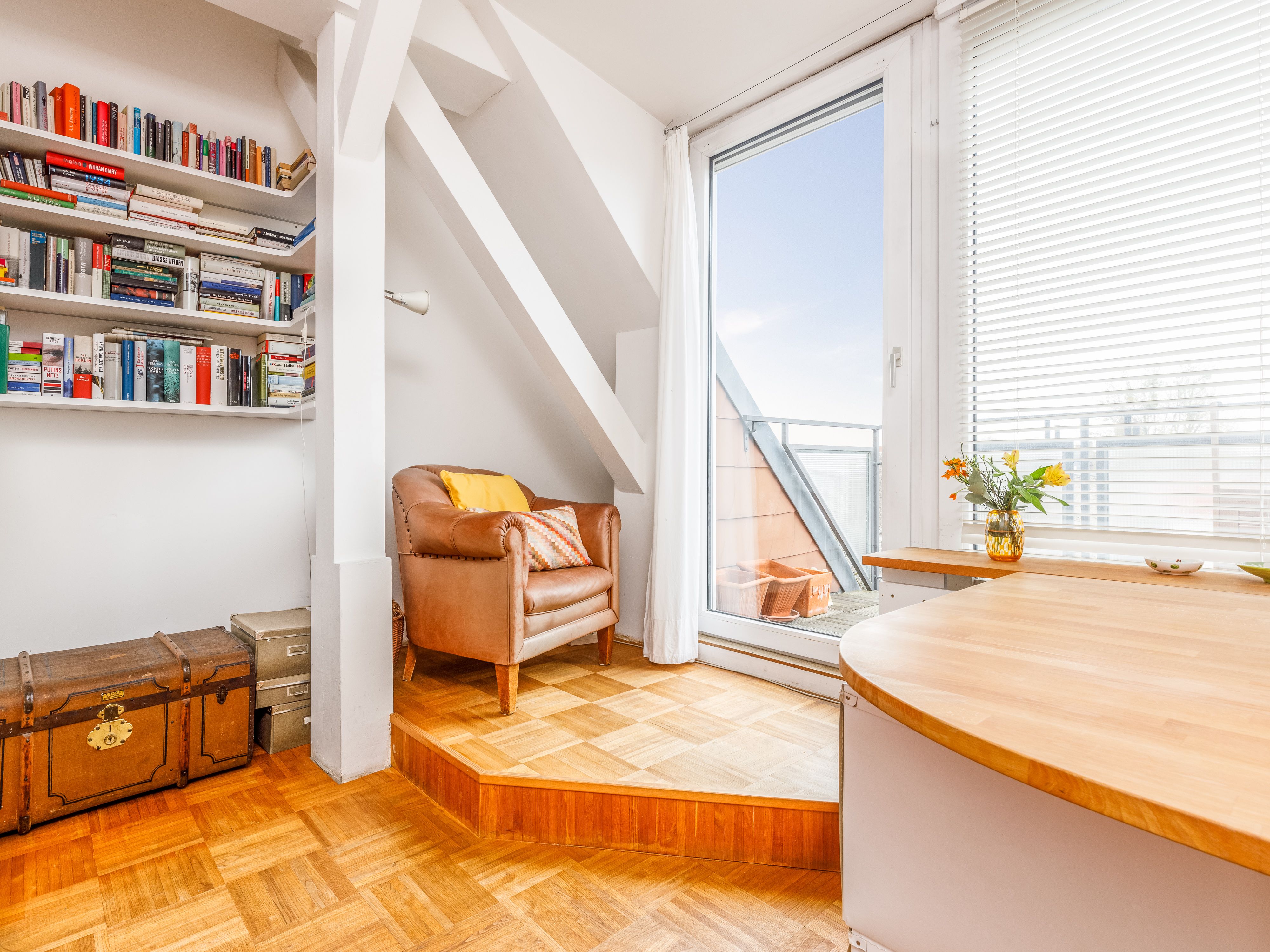 Gemütliches Arbeitszimmer mit traumhaftem Blick über die Stadt