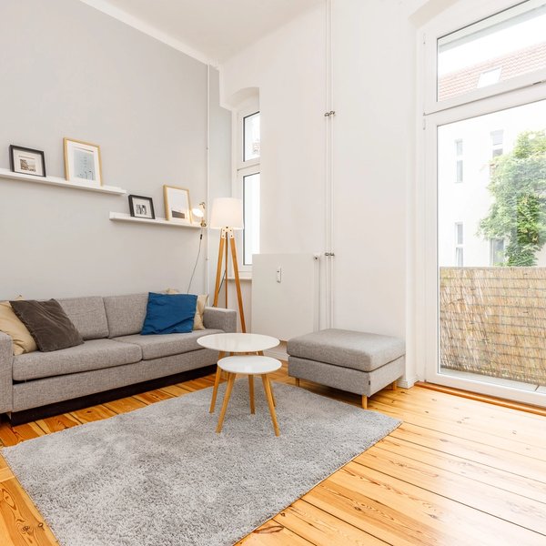 Wohnzimmer Sofa Teppich Couchtisch Balkonfenster