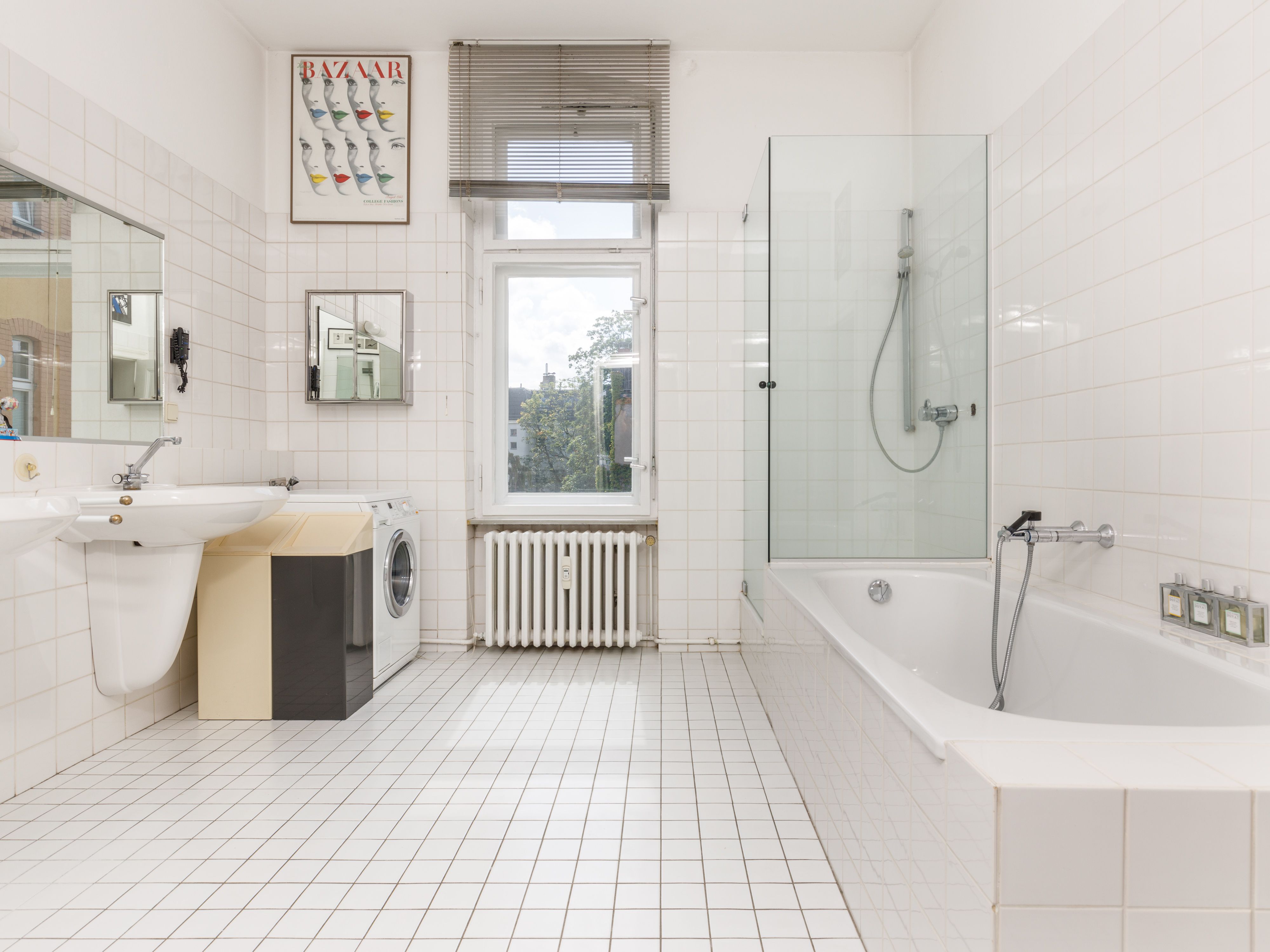 Tagesbelichtetes Wannenbad mit Duschfunktion