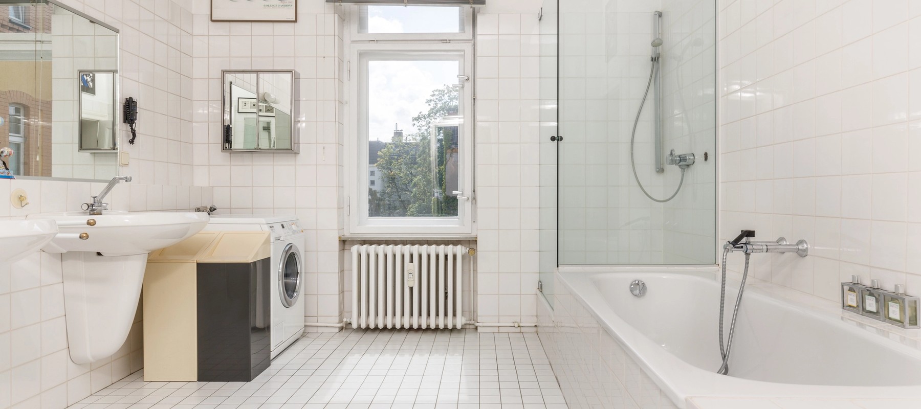 Tagesbelichtetes Wannenbad mit Duschfunktion Tagesbelichtetes Wannenbad mit Duschfunktion