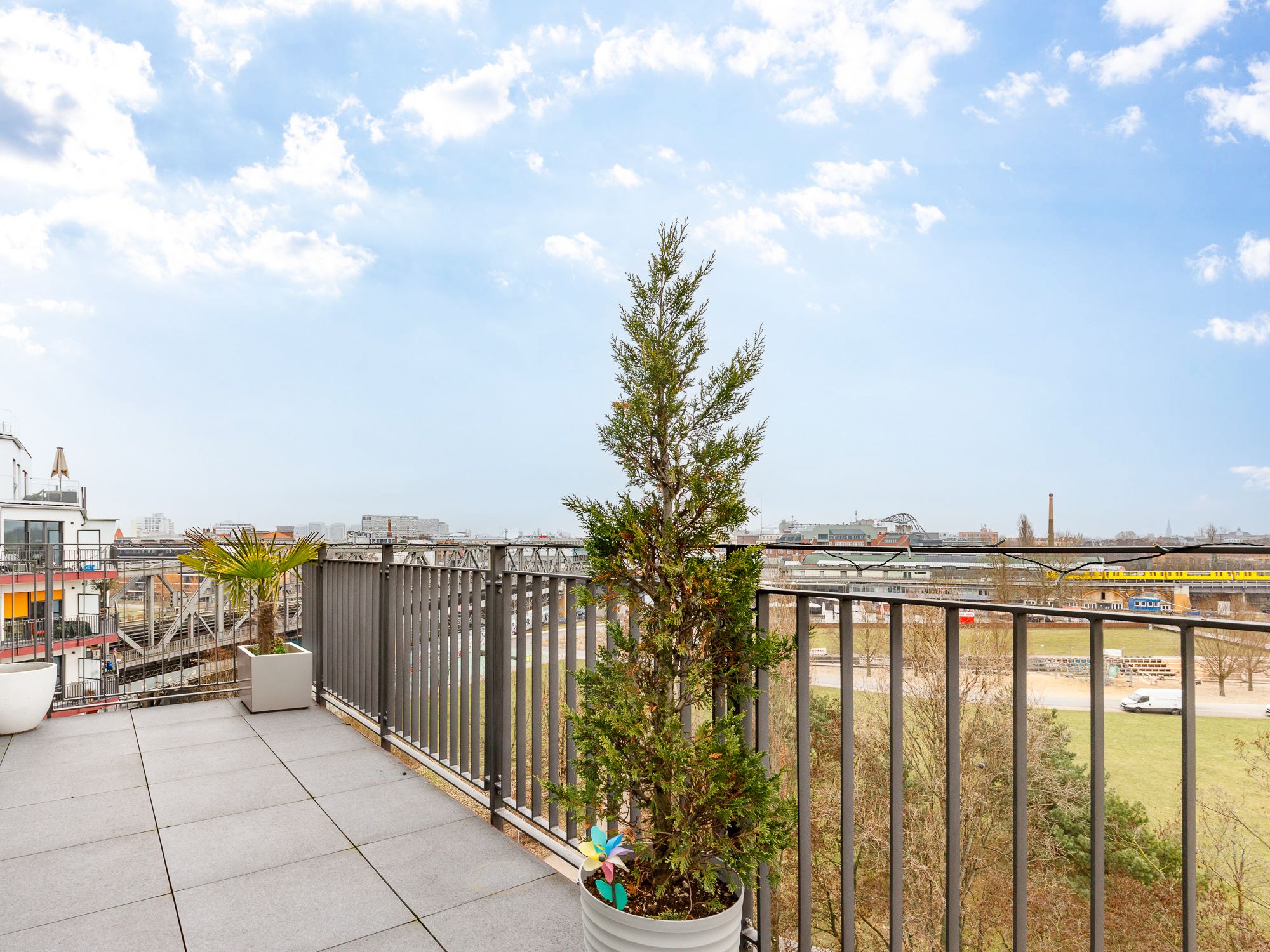 Großzügige Sonnenterrasse zum Gleispark